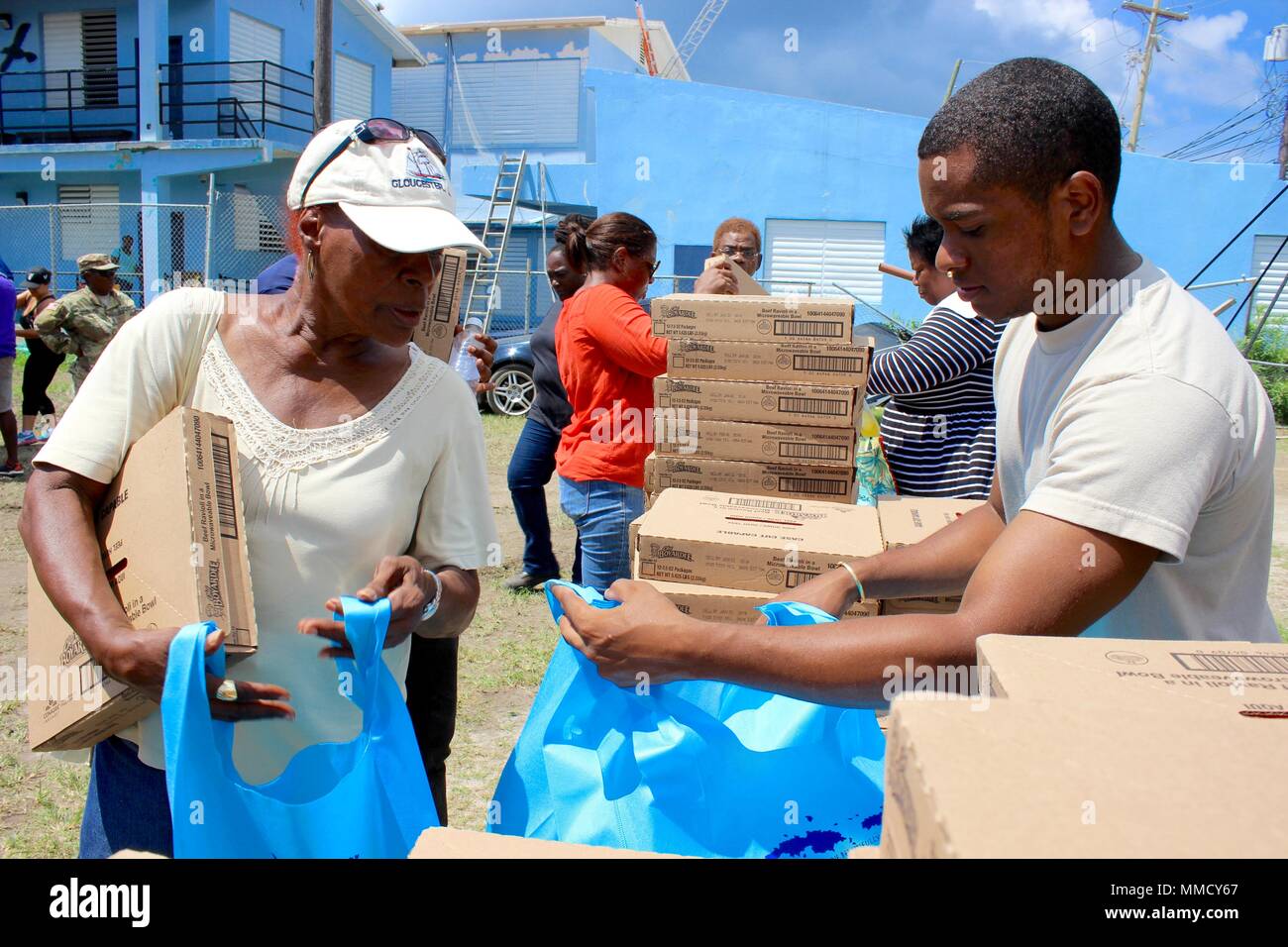 Spc. Jernings Abramo, membro del Virgin Islands National Guard, offre un aiuto e un incoraggiamento per le persone che ricevono tarps, alimentari non deperibili, acqua, prodotti di igiene e di altri elementi speciali. San Tommaso e San Giovanni sono stati devastati da entrambi gli uragani di Irma e Maria. Foto Stock