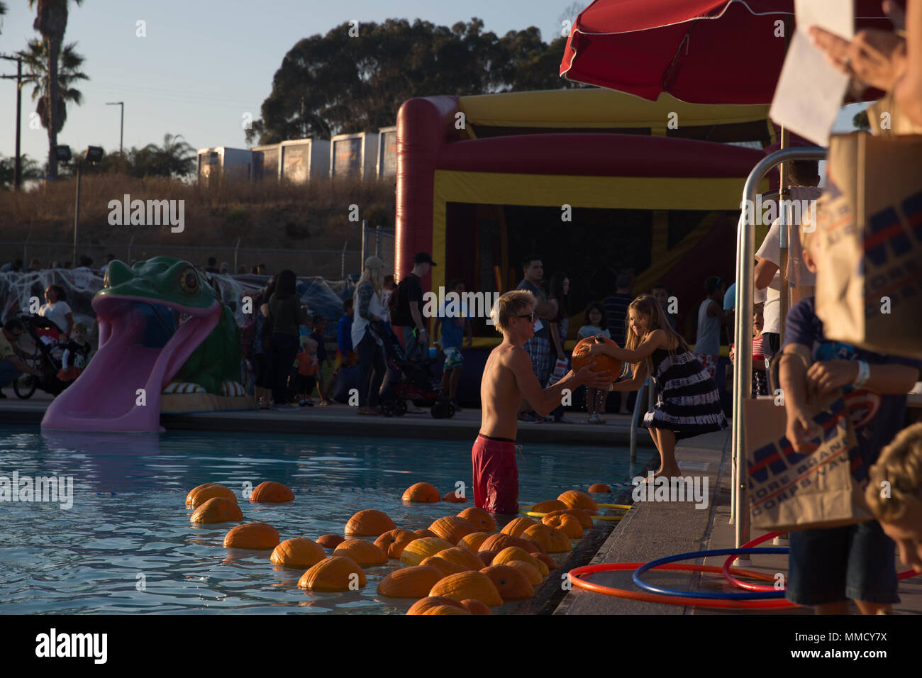 Marine Corps Community Services è un'organizzazione del corpo dei Marines degli Stati Uniti che fornisce programmi di qualità della vita per i Marines e le loro famiglie. Il 14 ottobre 2017, GLI MCC hanno ospitato il "Pumpkin plummet" nella piscina 13 area a bordo del Marine Corps base Camp Pendleton, California. L'immagine di archivio documenta l'evento ricreativo tenuto presso l'impianto acquatico. Foto Stock