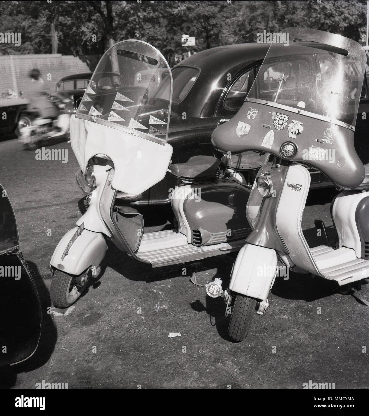 1960s, due scooter con carenature, Lambretta italiana, parcheggiata in una strada a Londra, Inghilterra, Regno Unito. La Lambretta 1501d ha sia badge RAC che AA e adesivi sulla carenatura, suggerendo che è stato ben utilizzato per il turismo d'oltremare. Foto Stock