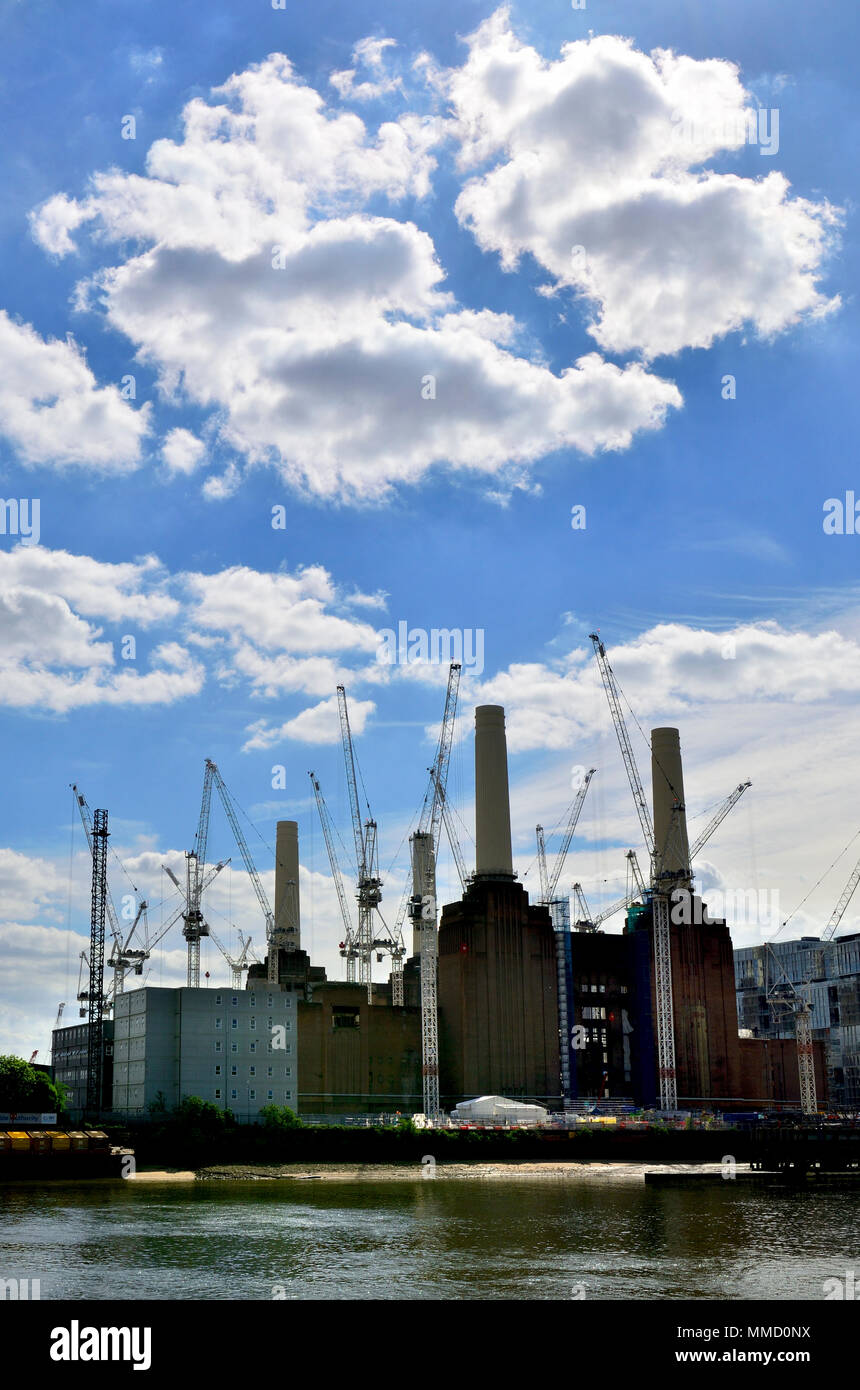 Londra, Inghilterra, Regno Unito. Batersea Power Station e gru edili visto dalla riva nord del Tamigi Foto Stock