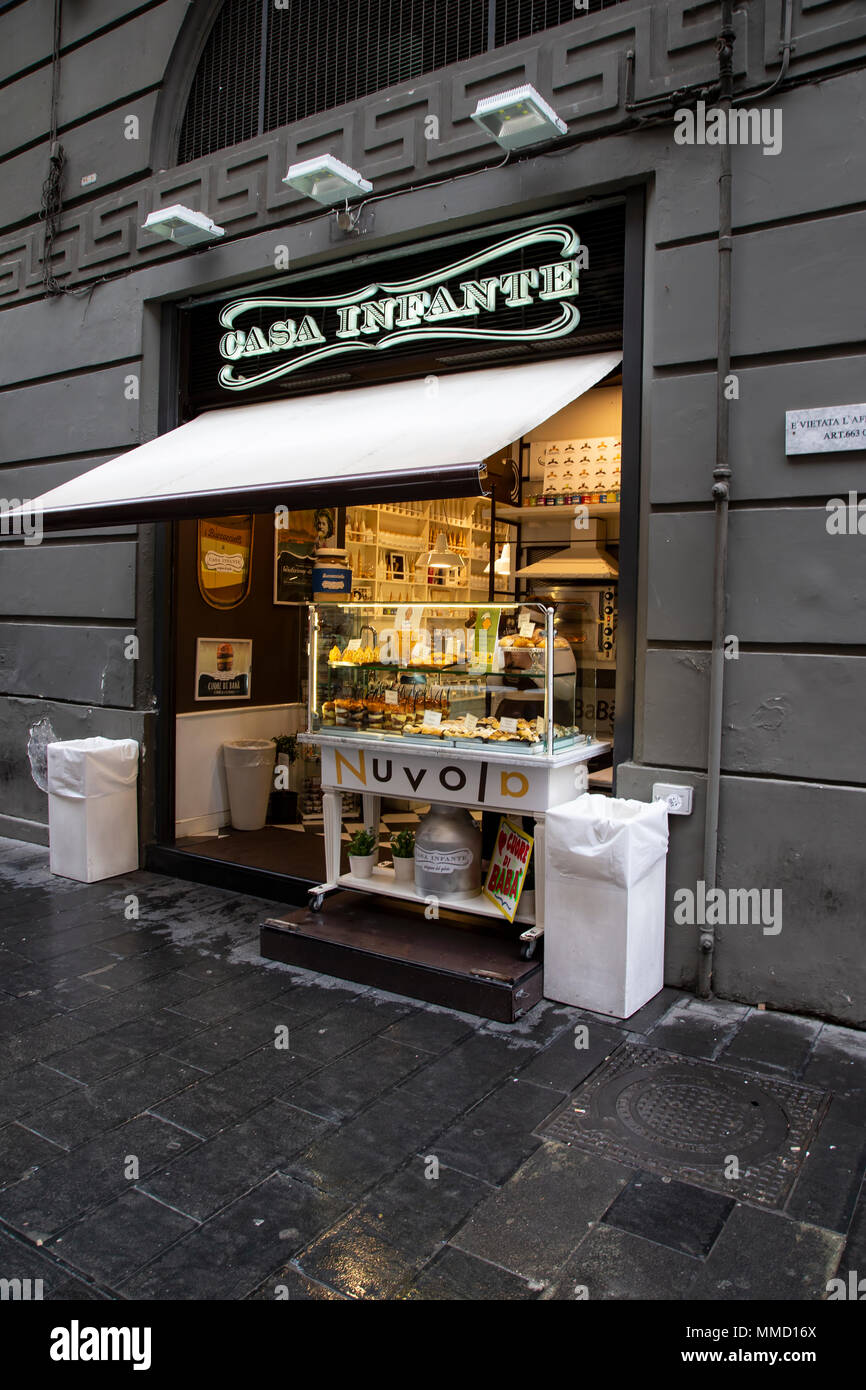 Casa Infante gelato e pasticceria a Napoli, Italia Foto stock - Alamy