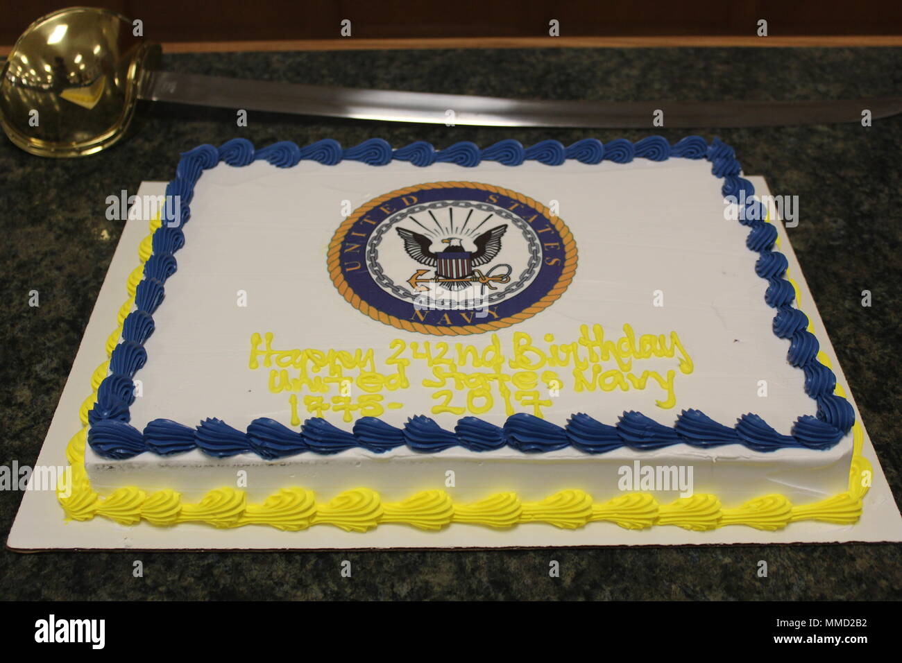 Una torta viene presentato durante una torta Cerimonia taglio a Anderson  Hall, Marine Corps base Hawaii, 13 ottobre, 2017. Stati Uniti I marinai  della marina con il 3° Reggimento Marino ha ospitato