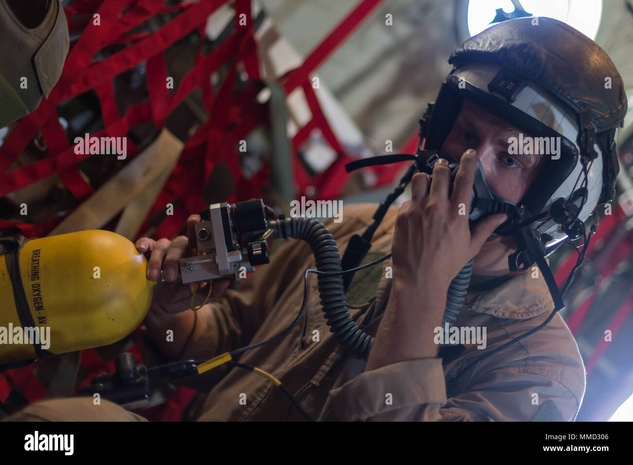 Stati Uniti Marine Cpl. La Giordania di agnello, una crewmaster con antenna Marine Refueler squadrone di trasporto 352, per scopi speciali Air-Ground Marine Task Force-Crisis Response-Central comando (SPMAGTF-CR-CC), collega la sua maschera di ossigeno ad un serbatoio di ossigeno come richiesto a bordo del KC-130J "Super Hercules" mentre in avanti dispiegati nel Medio Oriente, Sett. 3, 2017. SPMAGTF-CR-CC Marines fornire carburante FA-18F "Super Hornet" CON GLI STATI UNITI Navy Strike Fighter Squadron 154 e EA-18G "Growler" con attacco elettronico Squadron 142 sollecitamente tenere gli aerei in lotta, mentre nell'aria. Foto Stock