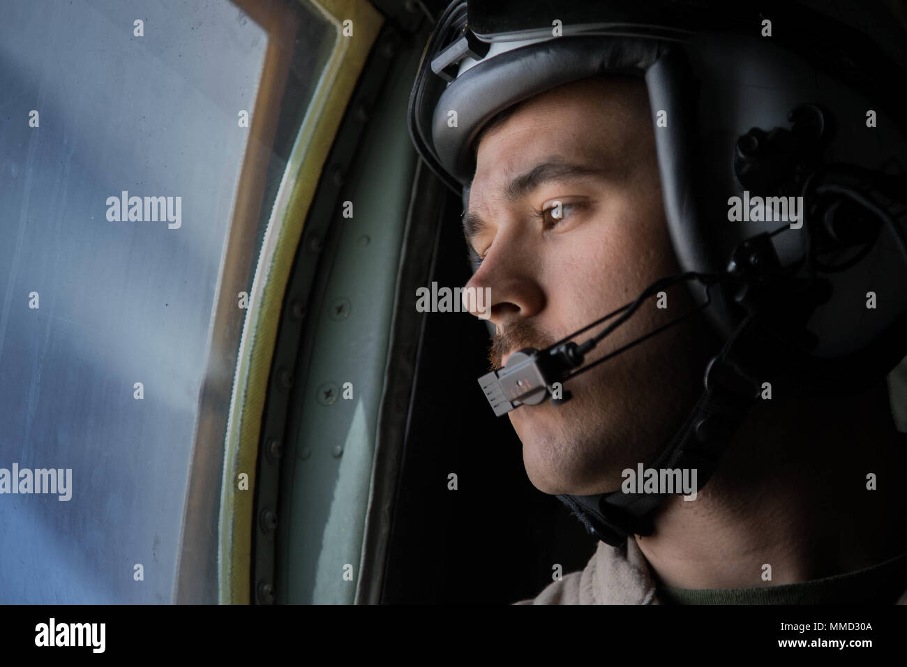 Stati Uniti Marine Cpl. Matthew Thompson, un crewmaster con antenna Marine Refueler squadrone di trasporto 352, per scopi speciali Air-Ground Marine Task Force-Crisis Response-Central comando (SPMAGTF-CR-CC), guarda fuori dalla finestra del KC-130J "Super Hercules" mentre in avanti dispiegati nel Medio Oriente, Sett. 3, 2017. SPMAGTF-CR-CC Marines fornire carburante FA-18F "Super calabroni" CON GLI STATI UNITI Navy Strike Fighter Squadron 154 e EA-18G "Growlers" con attacco elettronico Squadron 142 sollecitamente tenere gli aerei in lotta, mentre nell'aria. Foto Stock