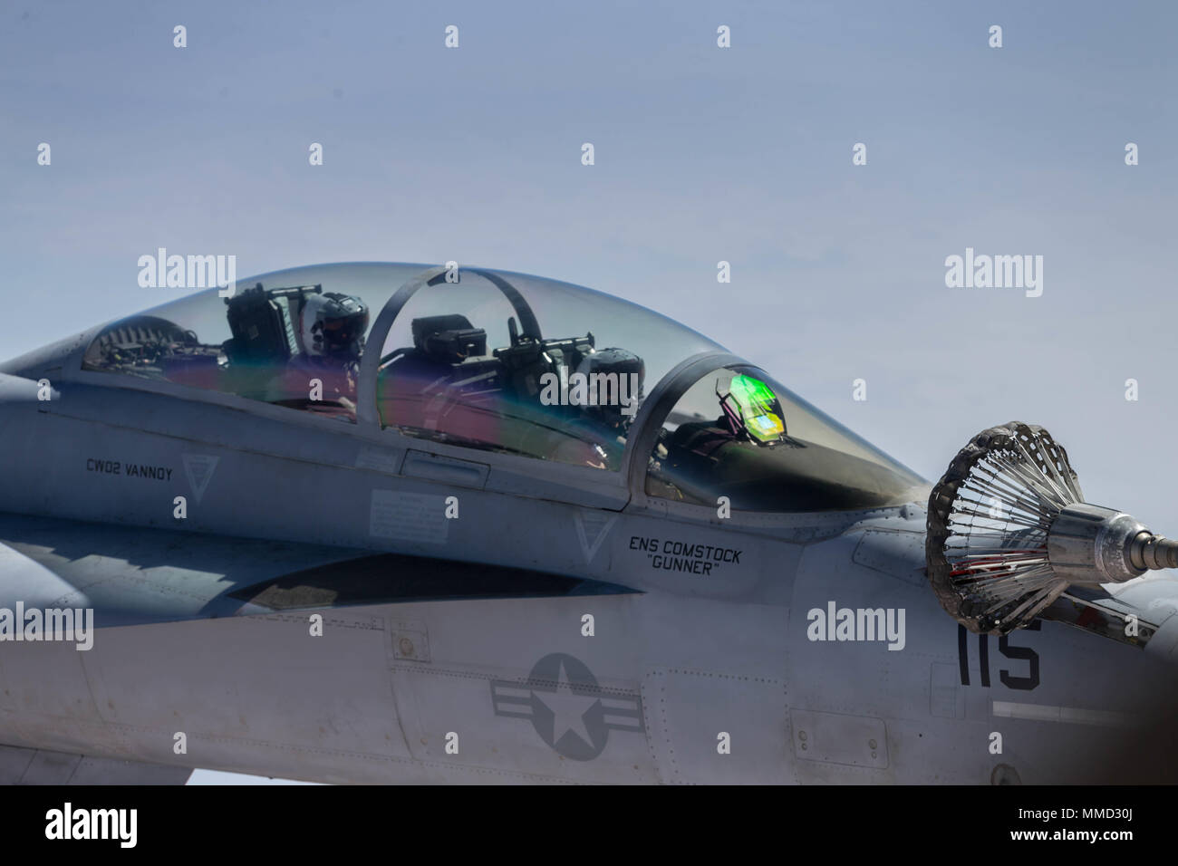 Un FA-18F "Super Hornet" CON GLI STATI UNITI Navy Strike Fighter Squadron 154 si inserisce in un'antenna il rifornimento drogue attaccato ad un U.S. Marine Corps KC-130J "Super Hercules" con antenna Marine Refueler squadrone di trasporto 352, per scopi speciali Air-Ground Marine Task Force-Crisis Response-Central comando (SPMAGTF-CR-CC), mentre in avanti dispiegati nel Medio Oriente, Sett. 3, 2017. SPMAGTF-CR-CC Marines fornire carburante FA-18F "Super calabroni" CON GLI STATI UNITI Navy Strike Fighter Squadron 154 e EA-18G "Growlers" con attacco elettronico Squadron 142 sollecitamente tenere gli aerei in lotta, mentre nell'aria. Foto Stock