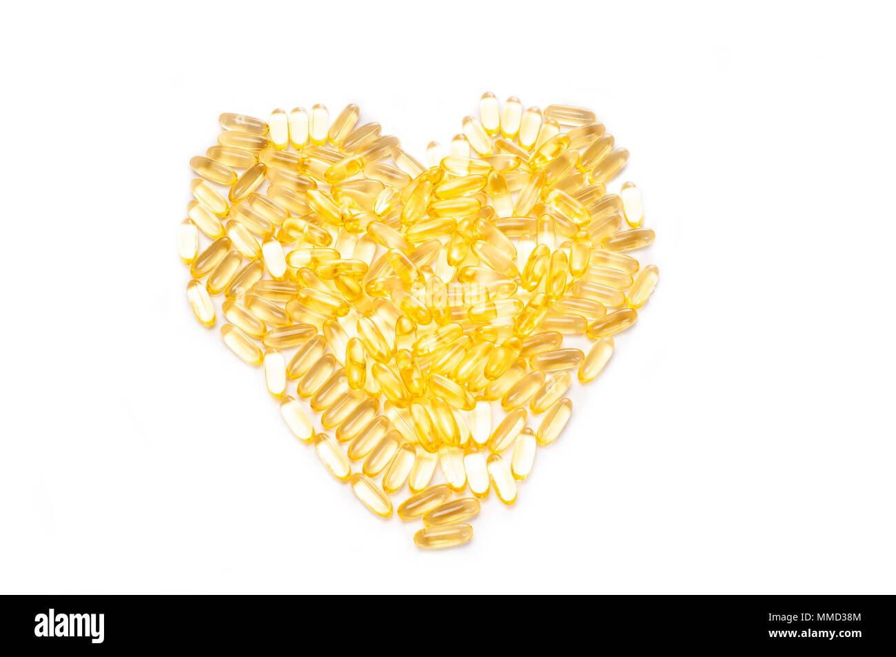 Assistenza sanitaria. Olio di pesce capsule a forma di cuore su sfondo bianco Foto Stock
