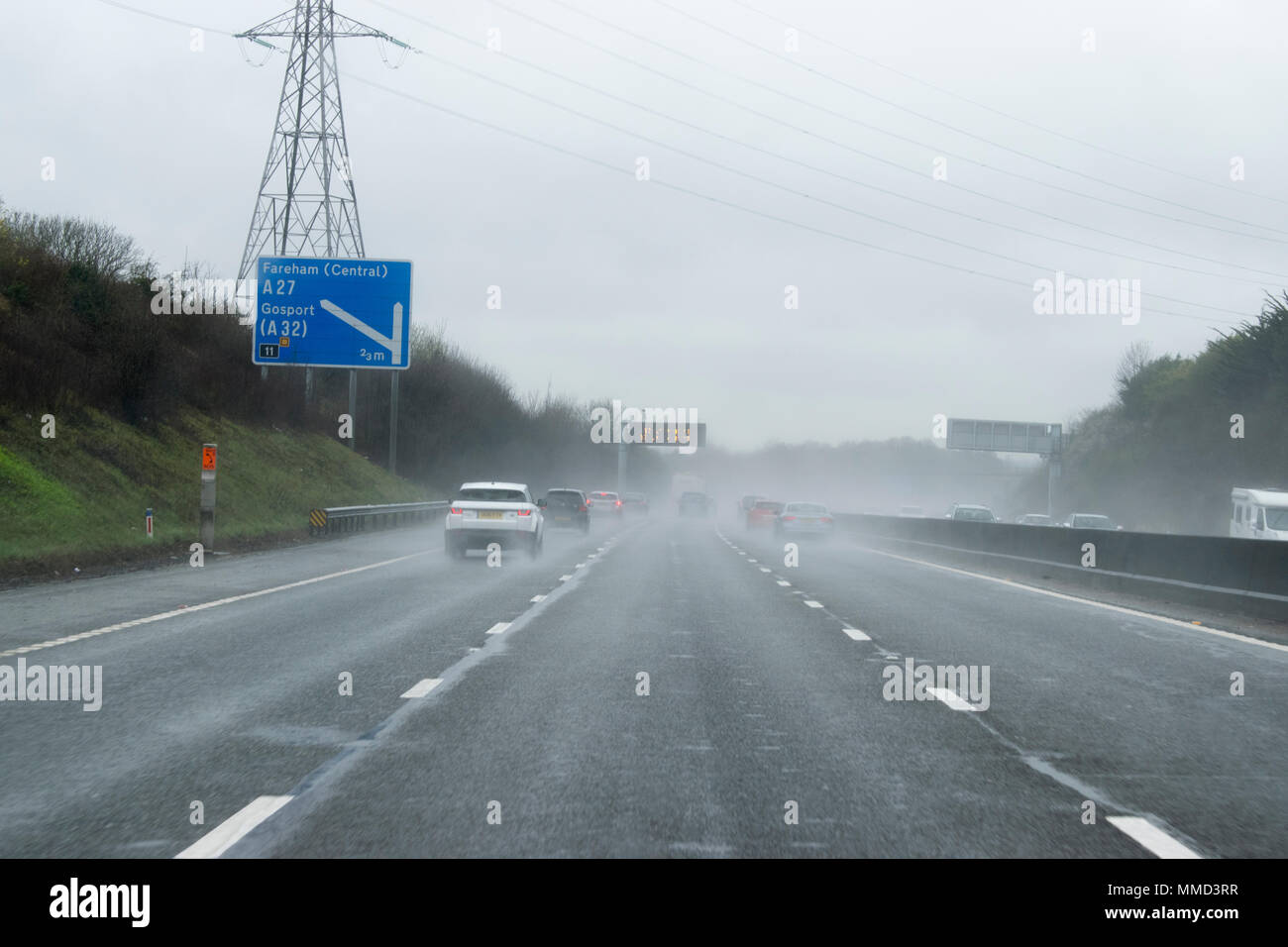 La pioggia in autostrada Foto Stock