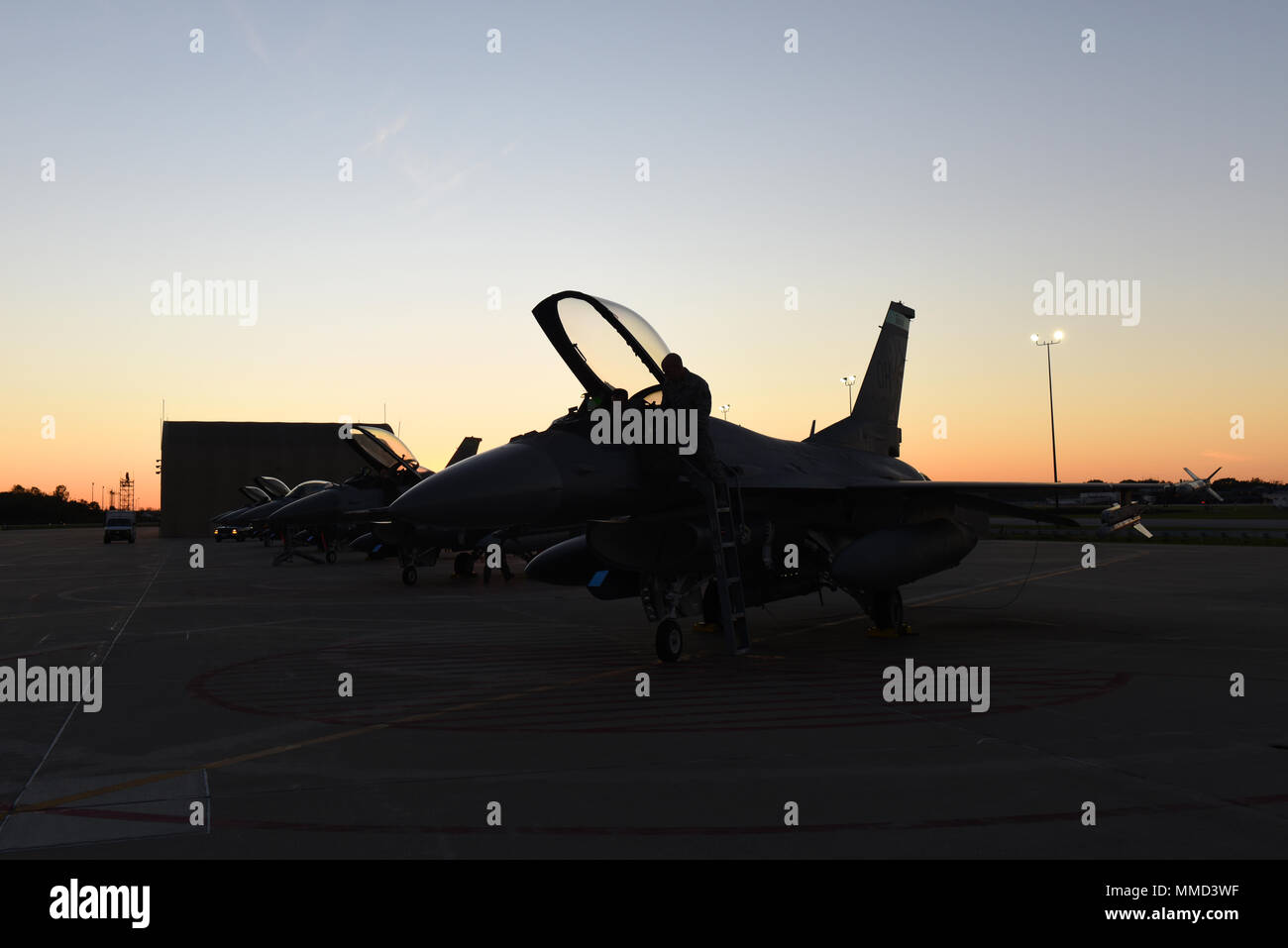 Le operazioni di manutenzione degli F-16 Fighting Falcon supportano la preparazione della missione attraverso ispezioni, assistenza e preparazione pre-volo da parte del personale della Guardia Nazionale aerea. L'immagine d'archivio documenta l'attività dell'equipaggio di terra presso l'aeroporto Toledo Express nel 2017, preparando gli aerei per le missioni di addestramento notturno. Foto Stock