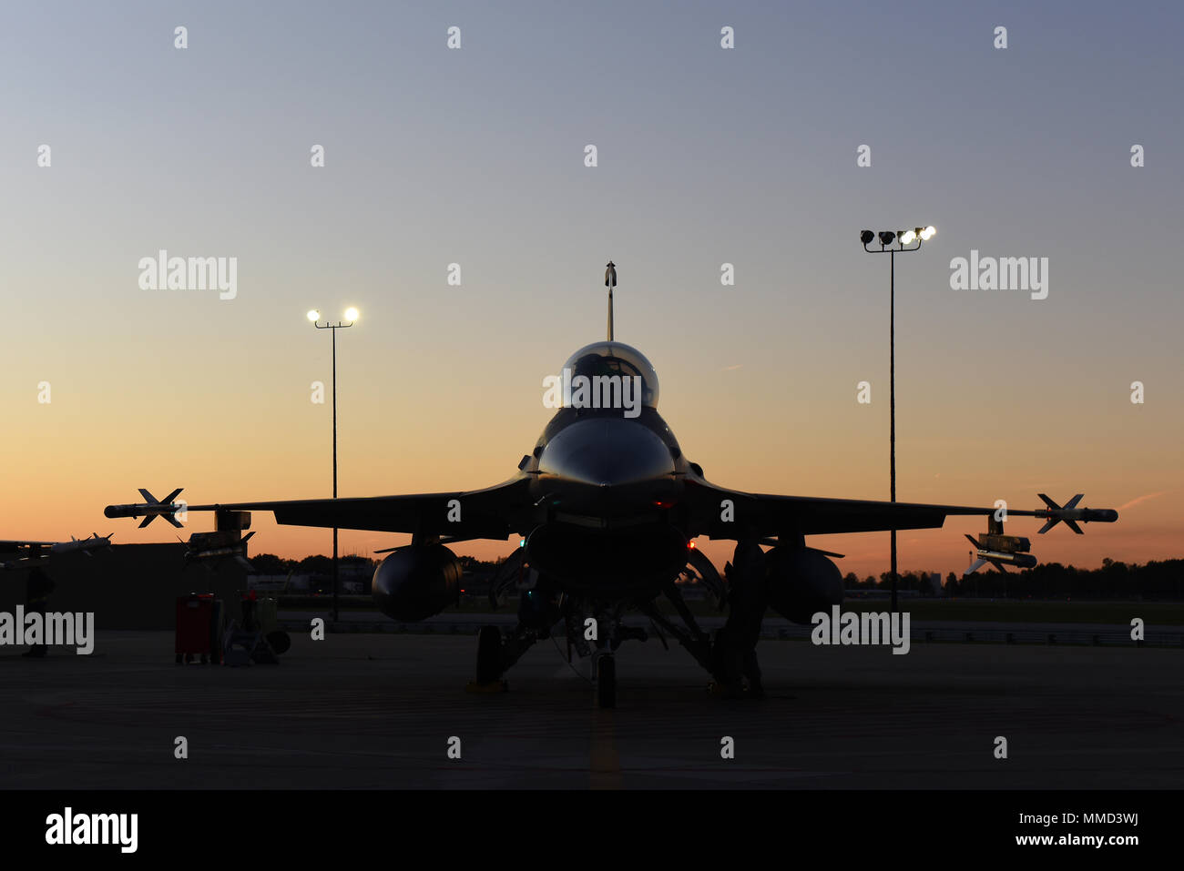 Le operazioni di volo degli F-16 Fighting Falcon richiedono ispezioni pre-volo e controlli dei sistemi per garantire l'aeronavigabilità e la sicurezza della missione. L'immagine d'archivio documenta le procedure di prevolo condotte all'aeroporto Toledo Express nel 2017 per una missione di addestramento notturno a supporto della preparazione operativa. Foto Stock