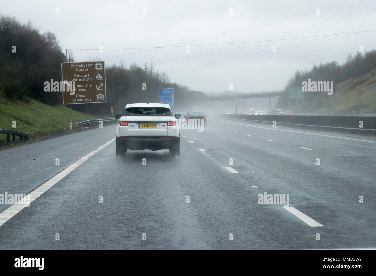 La pioggia in autostrada Foto Stock