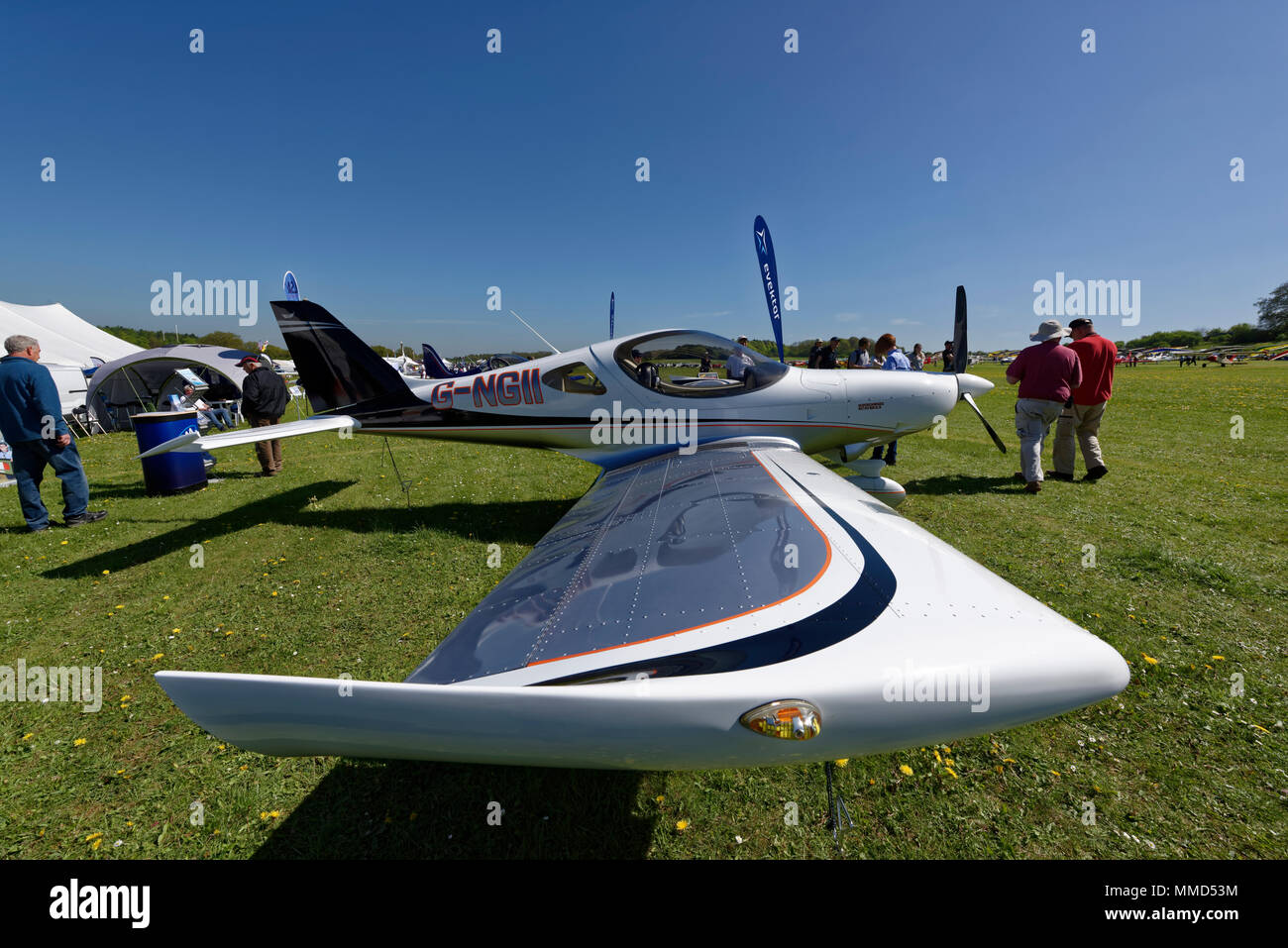 Bello aereo Bristell G-NGII parcheggiato all'annuale Popham fly-in vicino a Winchester NEL REGNO UNITO Foto Stock