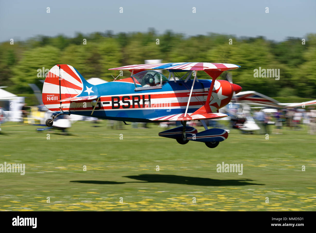 Dal design sportivo Pitts speciale biplano acrobatico G-BSRH diparte Popham airfield vicino a Winchester NEL REGNO UNITO. Foto Stock