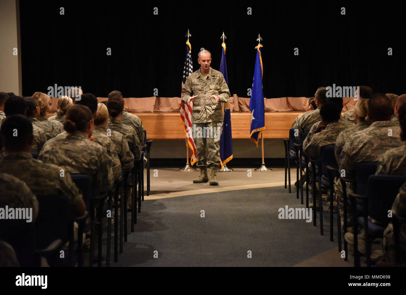 Lt. Gen. Mark Ediger, Air Force chirurgo generale, offre commento durante una chiamata a tutti in occasione della 81Medical Center il Don Wiley Auditorium ott. 17, 2017, su Keesler Air Force Base, Mississippi. Lo scopo di Ediger della visita era quello di familiarizzare con la 81st Medical mission del gruppo, operazioni e personale. Durante la sua visita, egli ha visitato più di dieci diverse unità della 81st MDG per includere mammografia, dipartimento di emergenza, radiology and oncology, la genetica e la ricerca clinica lab. (U.S. Air Force foto di Kemberly Groue) Foto Stock