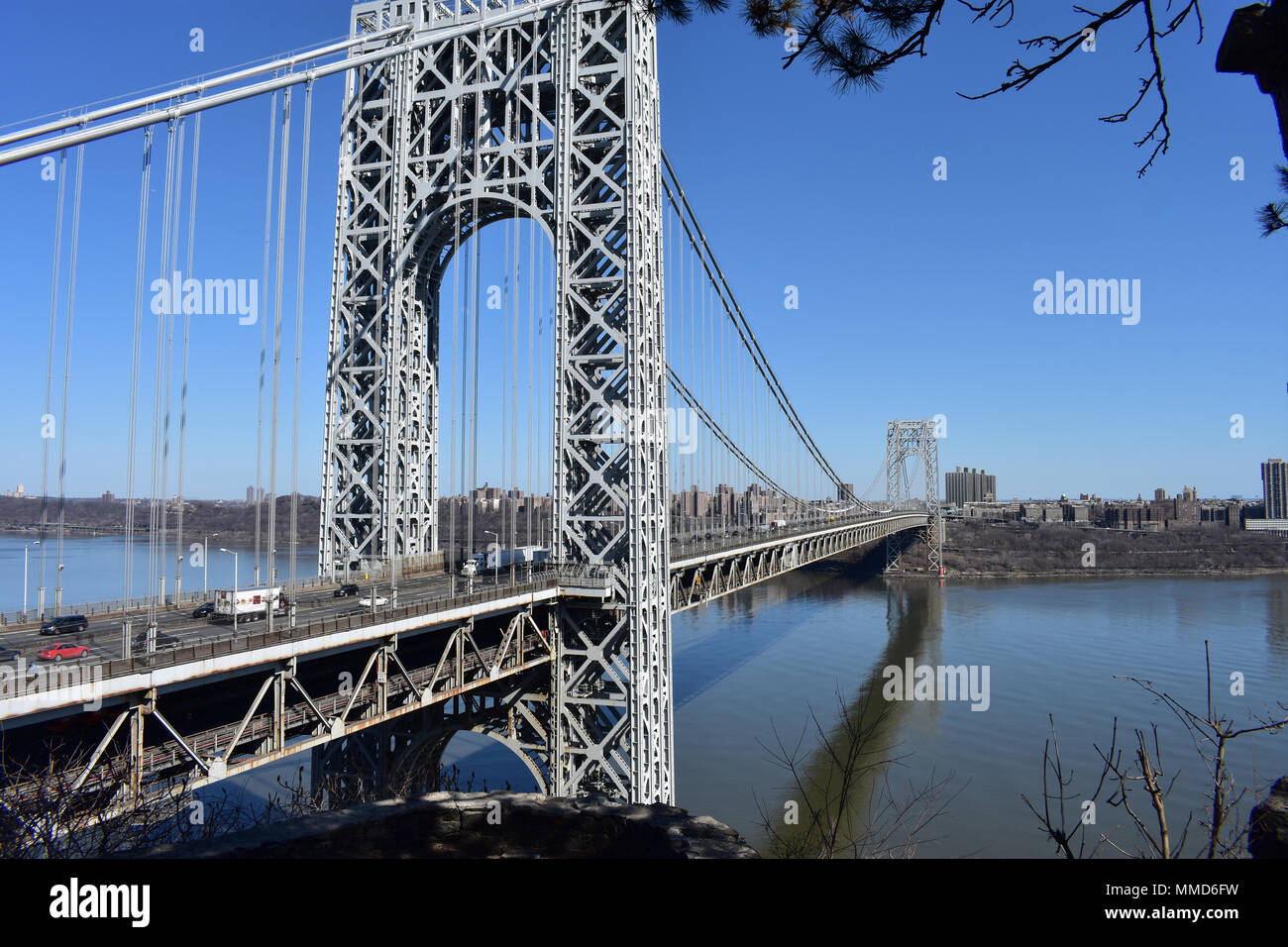 Vista del George Washington Bridge presi da Fort Lee parco storico. Foto Stock