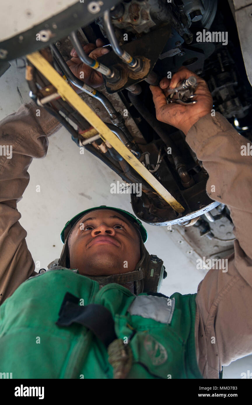 171018-N-ZS023-108 U.S. 5TH FLOTTA AREA DI OPERAZIONI (ott. 18, 2017) Marine Corps Cpl. Derrick Perkins, un nativo di Cleveland, assegnato al XV Marine Expeditionary Unit a bordo dell'assalto anfibio nave USS America (LHA 6), installa dispositivi di fissaggio sul telaio di un MV-22 Osprey assegnato a mezzo marino Tiltrotor Squadron (VMM) 161 (rinforzato) sul ponte di volo. L'America è l'ammiraglia per l'America anfibio gruppo pronto e, con l'avviato xv Marine Expeditionary Unit, è distribuito negli Stati Uniti Quinta Flotta area di operazioni a sostegno della sicurezza marittima operazioni per rassicurare gli alleati una Foto Stock