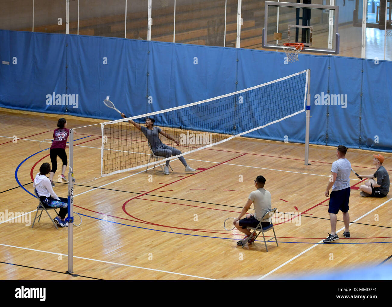 Membri da Osan Air Base, Repubblica di Corea, giocare seduto badminton durante un evento Paralimpico alla base centro fitness, Ottobre 19, 2017. Ottobre è Nazionale Handicap occupazione mese di sensibilizzazione e le Paralimpiadi sono state detenute per aiutare ad educare le persone sulle difficoltà che le persone con disabilità possono trovarsi di fronte a. Vari giochi sono stati riprodotti in tutto il caso di includere seduto pallavolo, seduto badminton, palla e accecato paintball. (U.S. Air Force photo by Staff Sgt. Franklin R. Ramos/rilasciato) Foto Stock