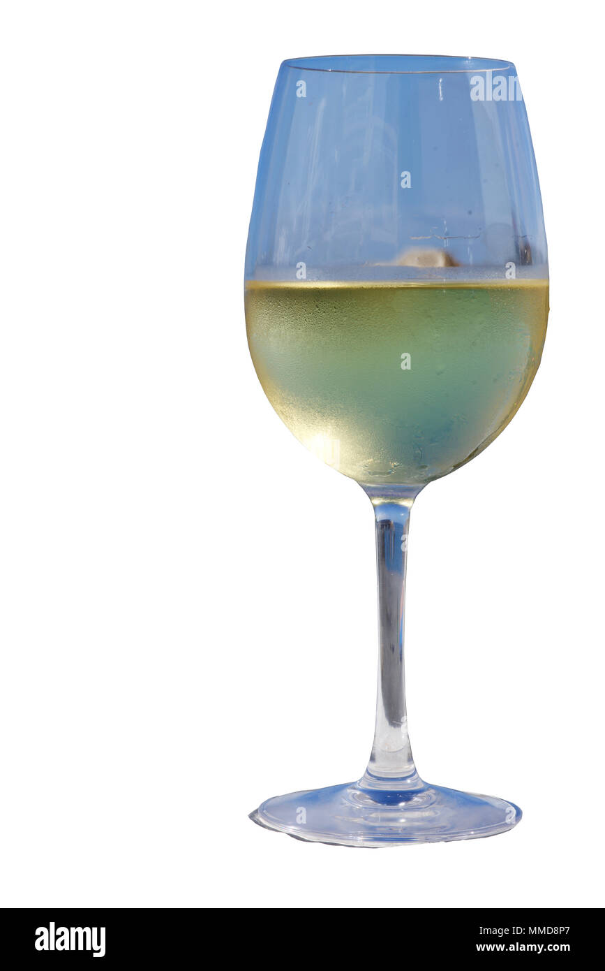 Vetro isolato di vino bianco posto di fronte al mare Foto Stock