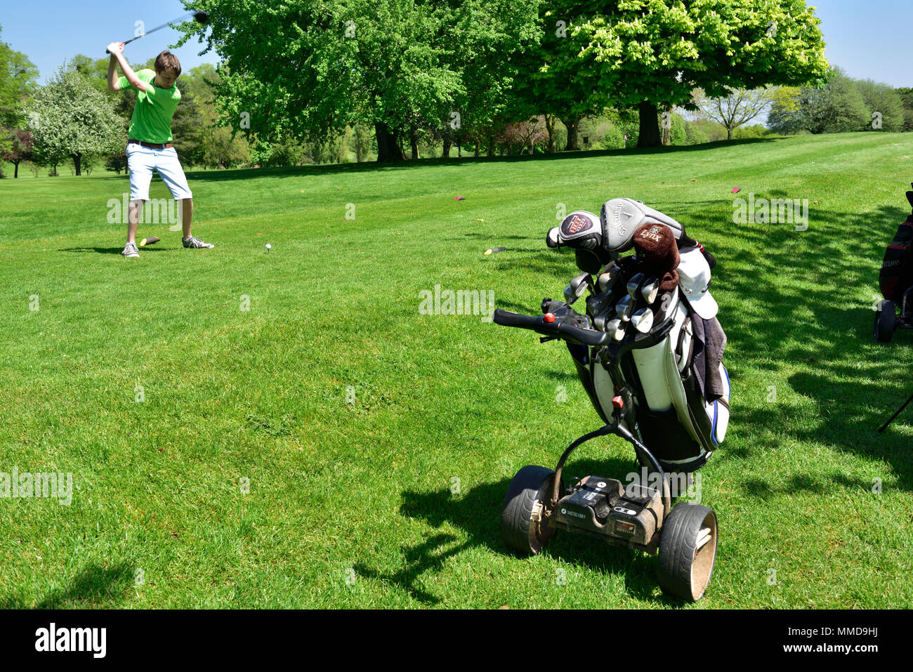 Giovane maschio di rinvio golfista off sul campo da golf, Shirehampton, Bristol, Regno Unito Foto Stock