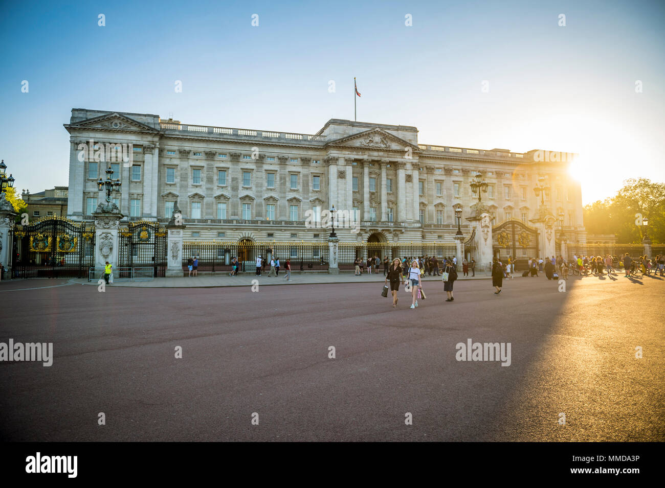 Londra - 7 Maggio 2018: vista su letti di fiori di fronte a Buckingham Palace al tramonto. Foto Stock