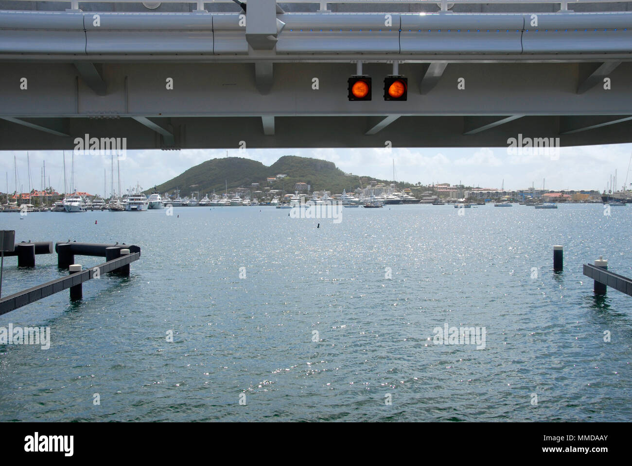 Passando sotto Simpson Bay Bridge, St Martin/St Maarten, dei Caraibi Foto Stock