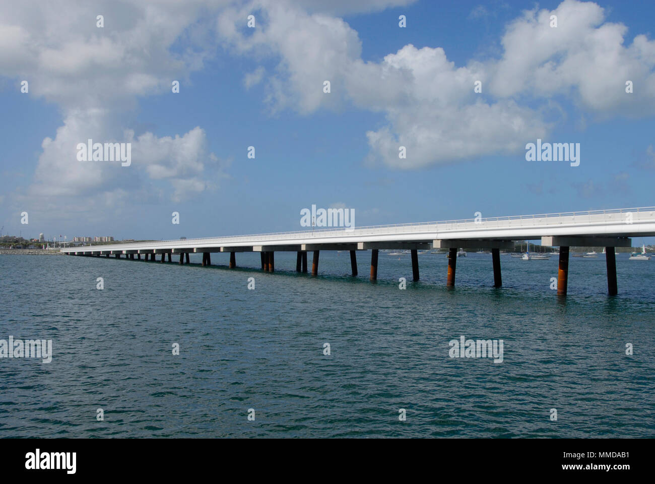 Parte di Simpson Bay Bridge, un lungo ponte stradale sul Simpson Bay, St Martin/St Maarten, dei Caraibi Foto Stock