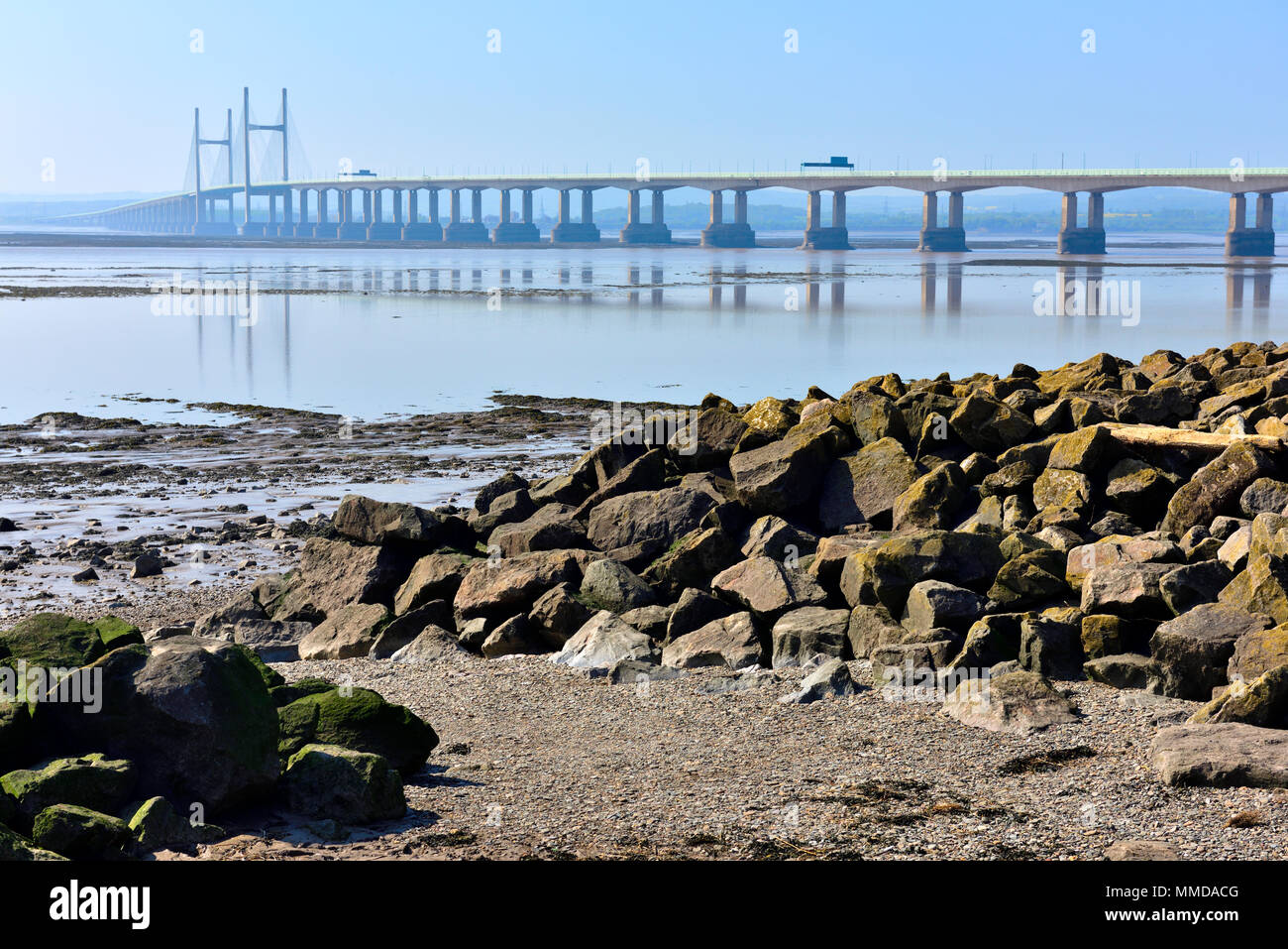 Severn Estuary a bassa marea con M4, seconda Severn attraversando ponte tra Inghilterra e Galles Foto Stock