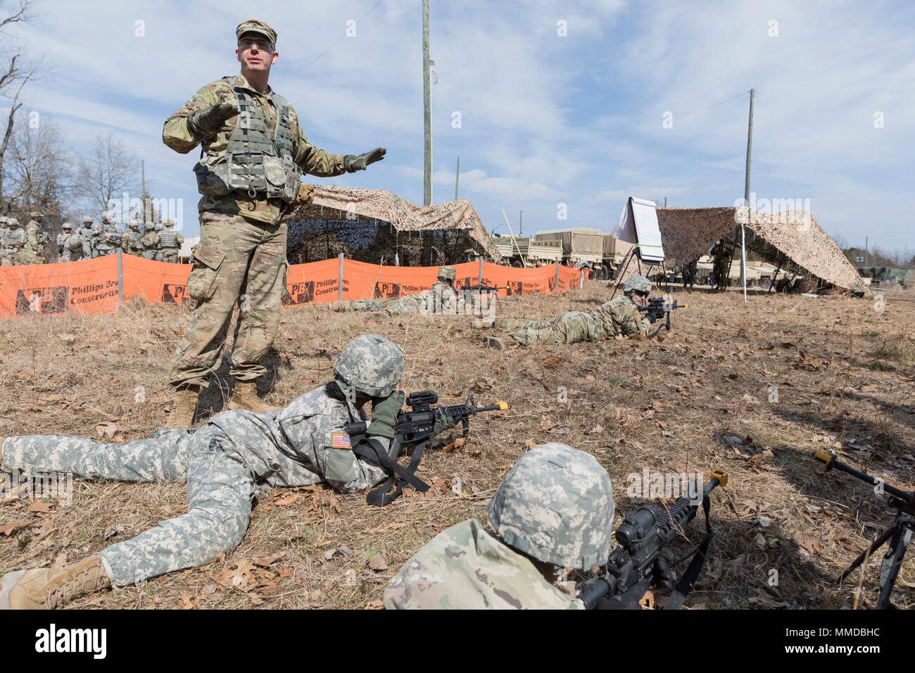 Stati Uniti Soldato dell'esercito Sgt. Cory Moore, del 450 gli affari civili battaglione, insegna smontato il movimento tattico di formazione ai soldati del 982nd Signal Company (lotta contro la telecamera) (airborne), durante il combattimento Supporto Formazione Esercizio (CSTX) a Fort Knox, Kentucky, Marzo 18, 2018. CSTX 78-18-03 è un combattimento a sostenere la formazione di esercizio che garantisce l'America dell'esercito di unità di riserva e soldati sono addestrati e pronto per la distribuzione con breve preavviso e portare in grado, combattere-ready, e letale Fuoco a sostegno dell'esercito e ai nostri partner in tutto il mondo. (U.S. Esercito Foto Stock