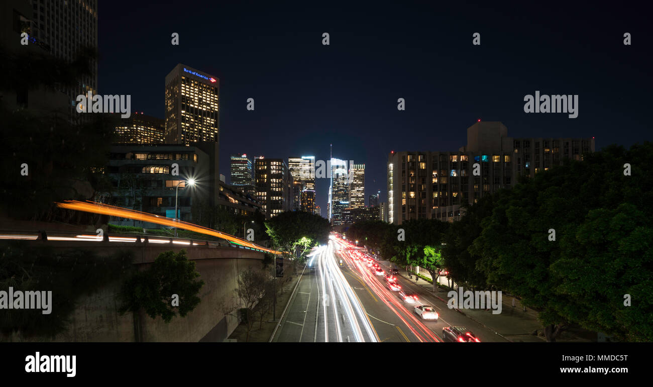 Il centro cittadino di Los Angeles il traffico di notte , lunga esposizione con luce sentieri attraverso vie del centro Foto Stock