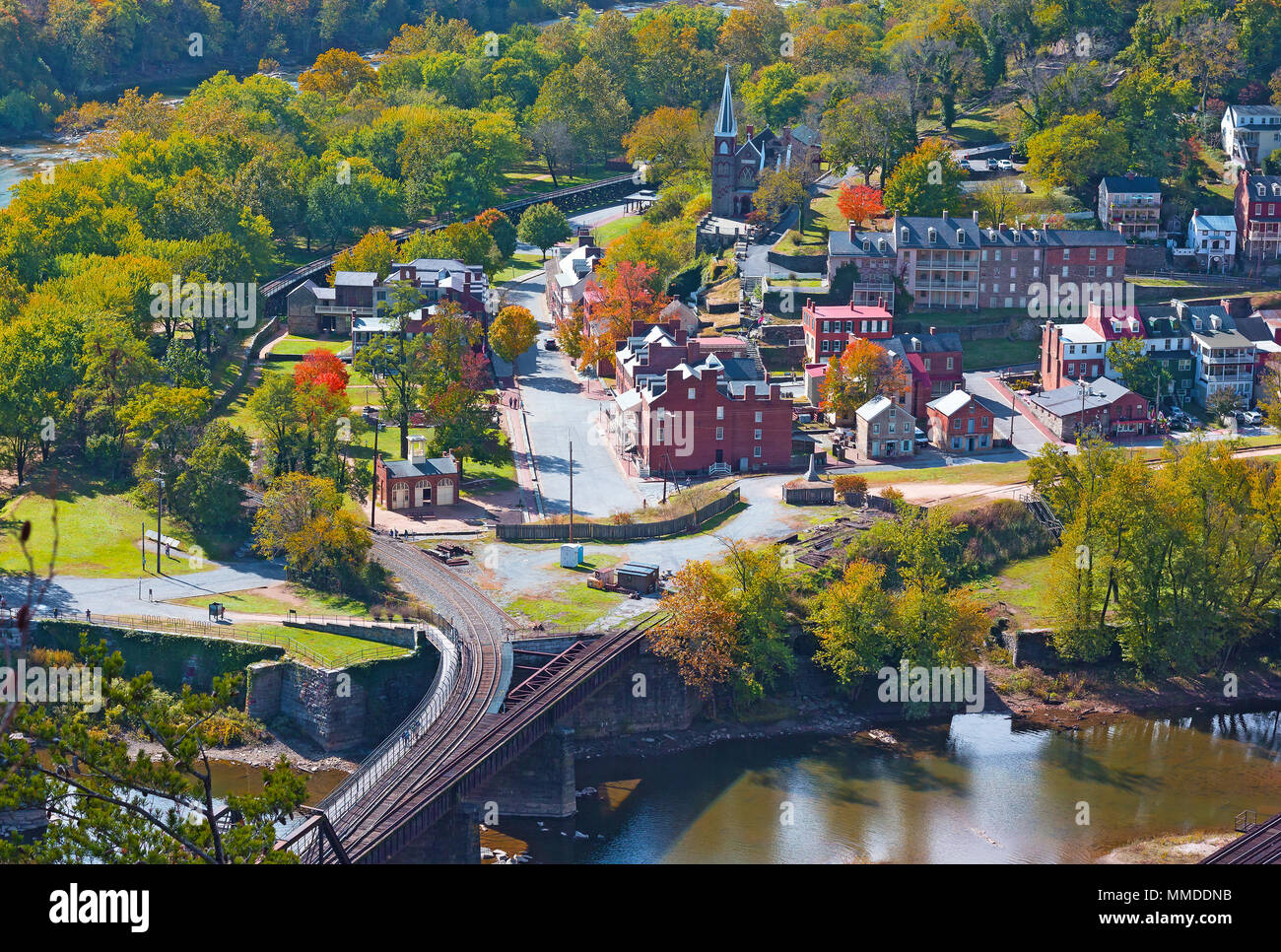 Una veduta aerea sullo storico harpers Ferry città dal punto più alto si affacciano, West Virginia, USA. Inizio autunno nella città dove il Potomac e Shenand Foto Stock