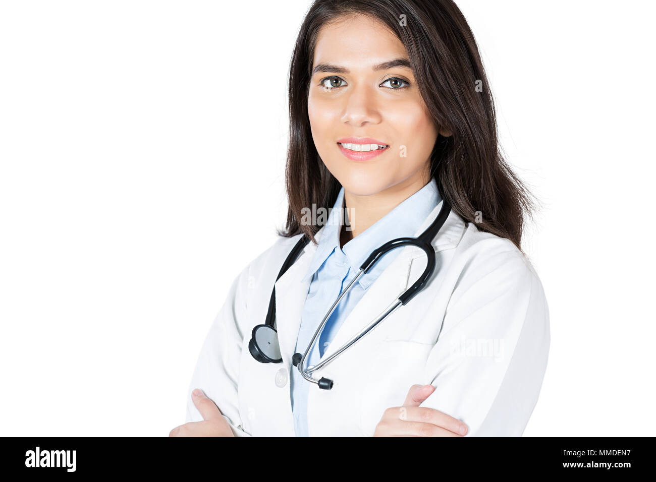 Una giovane donna medico in Piedi Mani nelle tasche Foto Stock