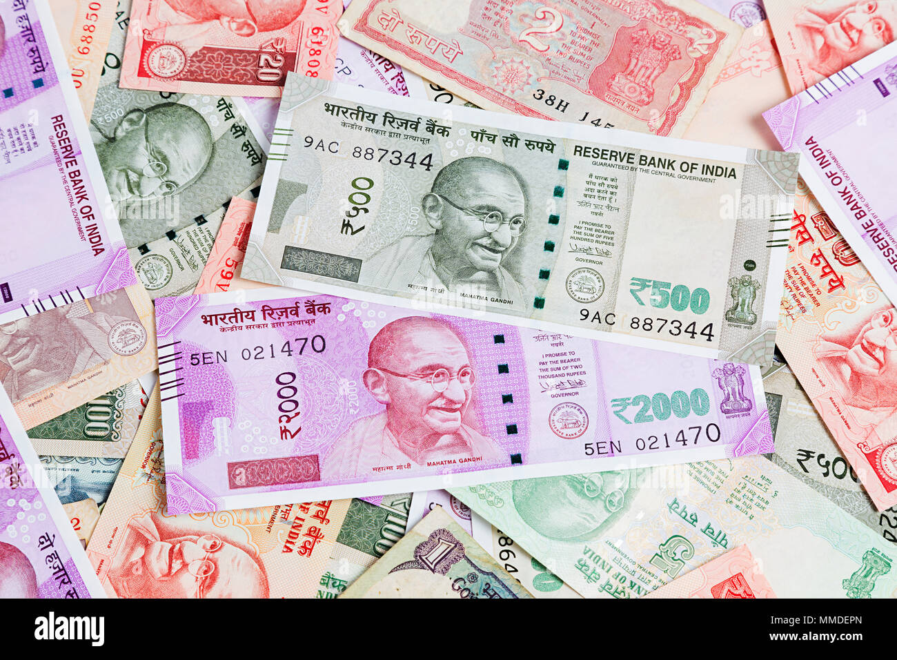 Concetto di denaro- abbondanza denaro Varietà di rupie indiane note Banche e finanza Foto Stock