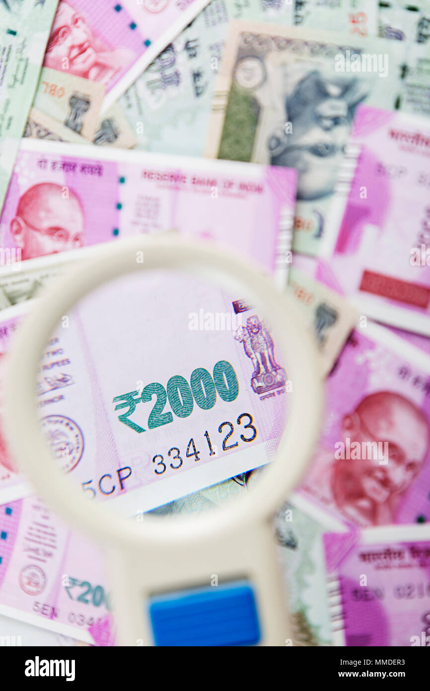 Indian nuova moneta 2000 e 500 rupie banconota posta in custodia Foto Stock