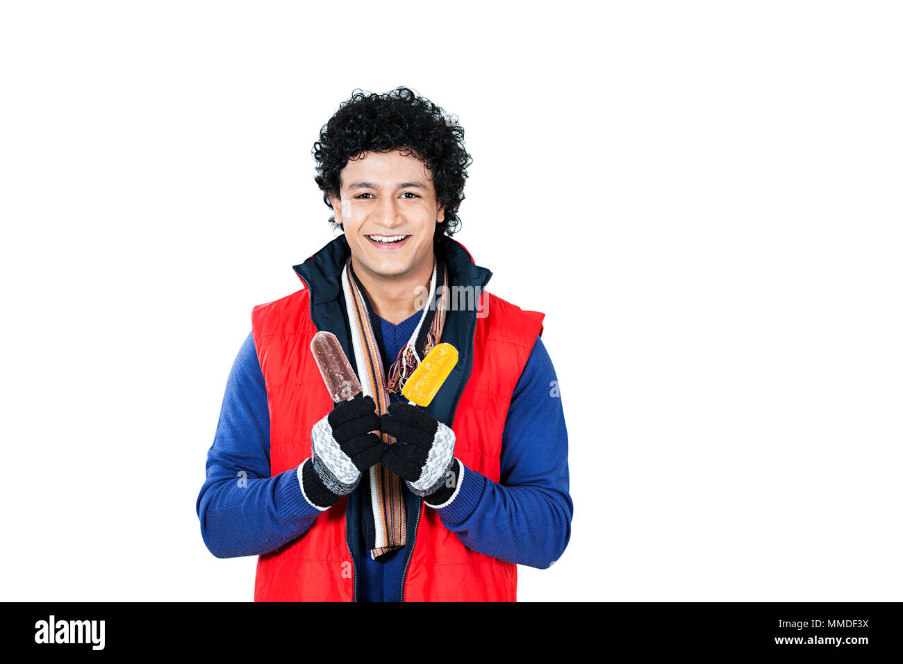 Un giovane uomo abiti In-Winter Holding deliziosi gelati mangiare Foto Stock