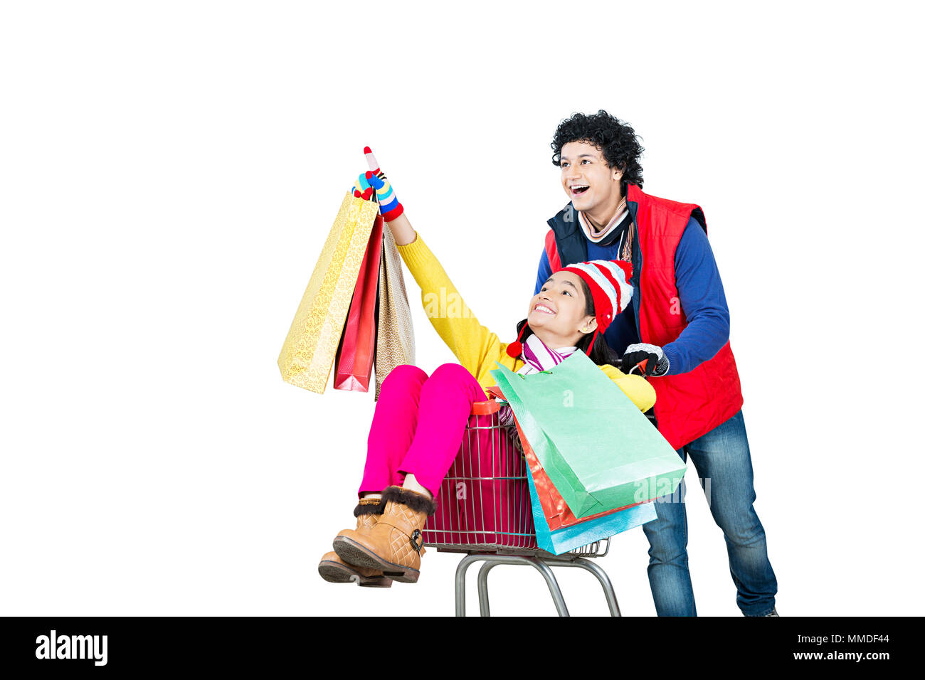 Felice due Coppia Giovane Shopping Bag con trolley abbigliamento invernale Foto Stock