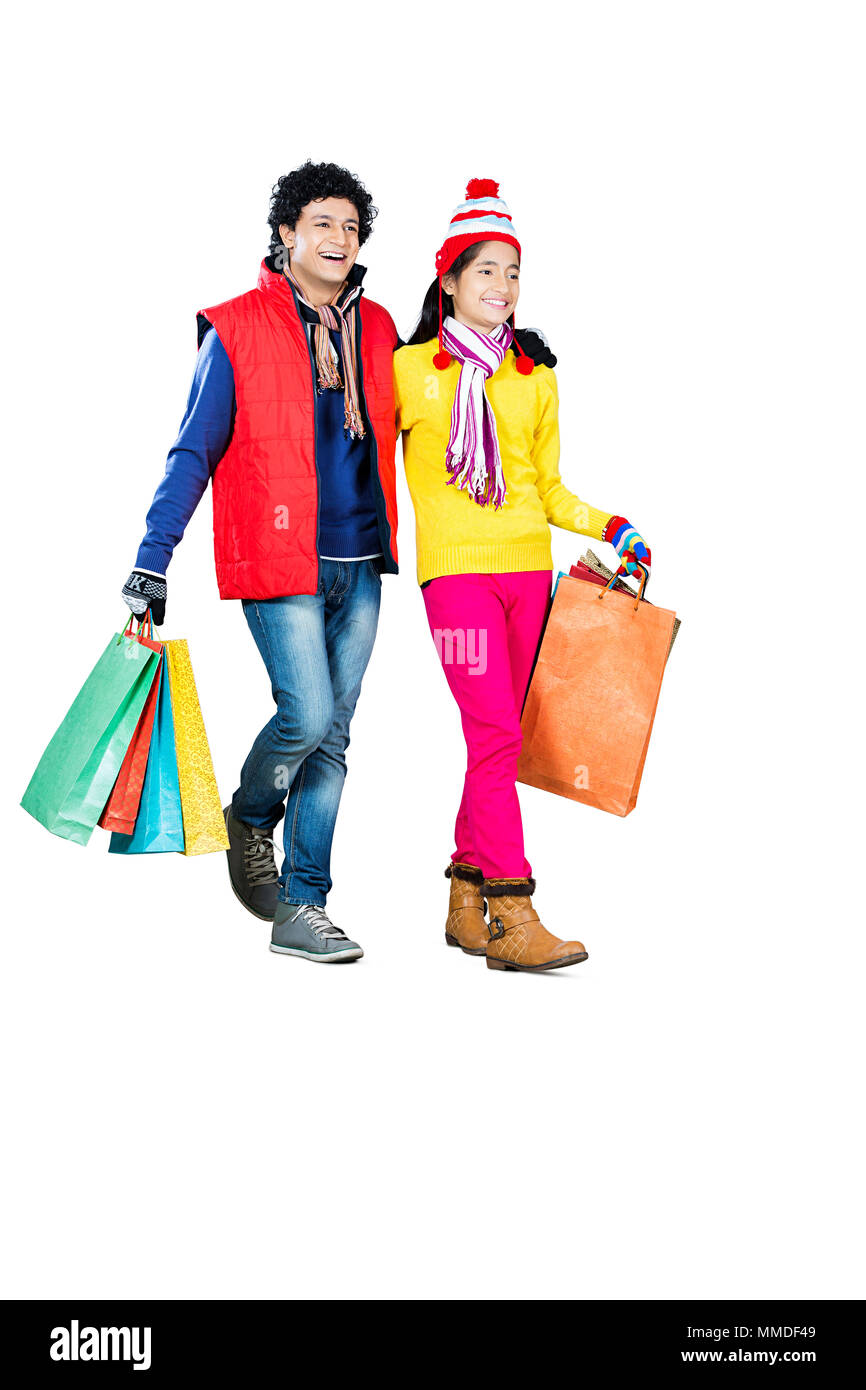 Felice due teenager amico In-Winter vestiti a piedi borse per lo shopping piena lunghezza Foto Stock
