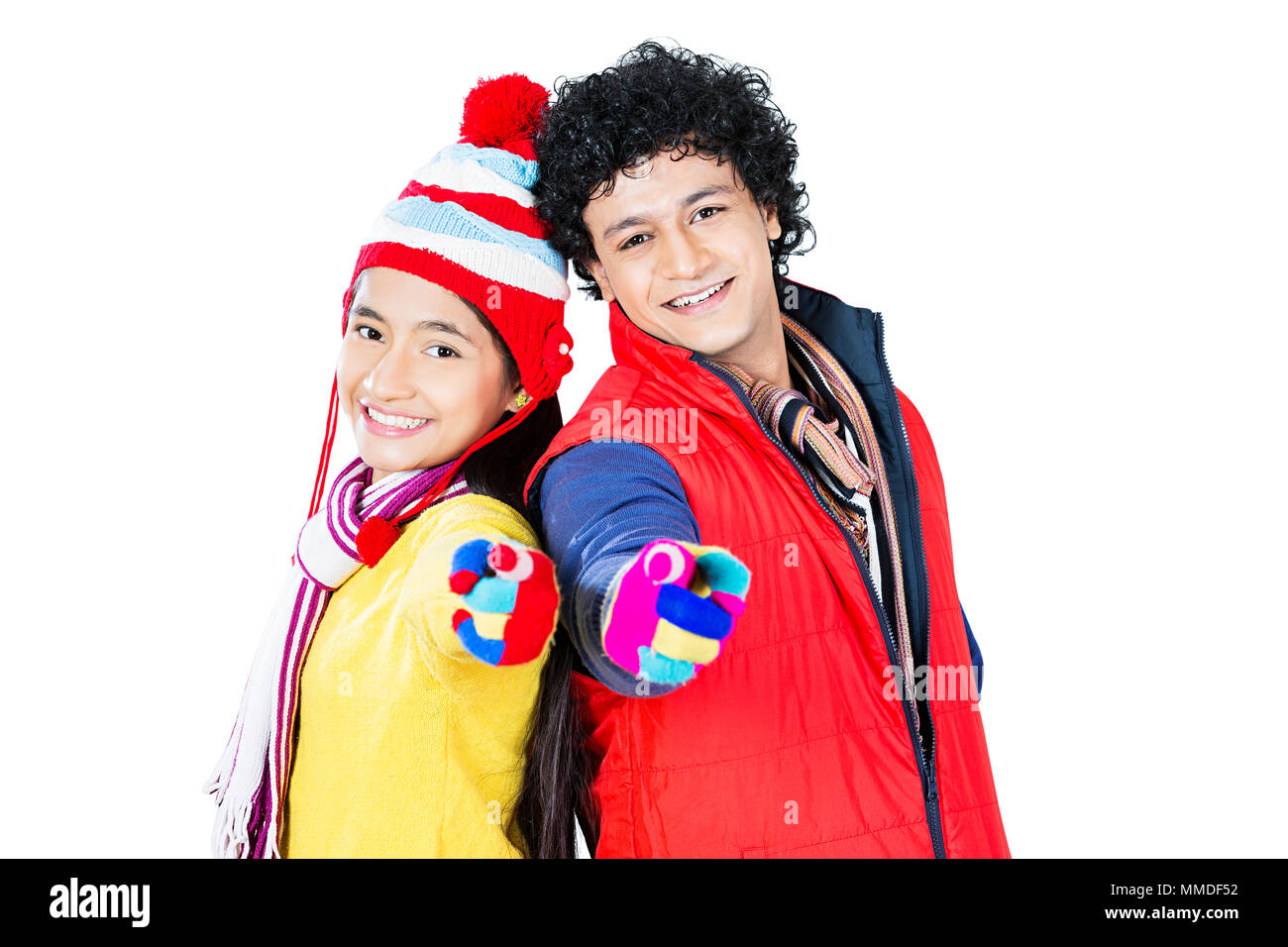 Sorridono due giovane amico abbigliamento invernale puntare il dito che mostra Winter-Season Foto Stock