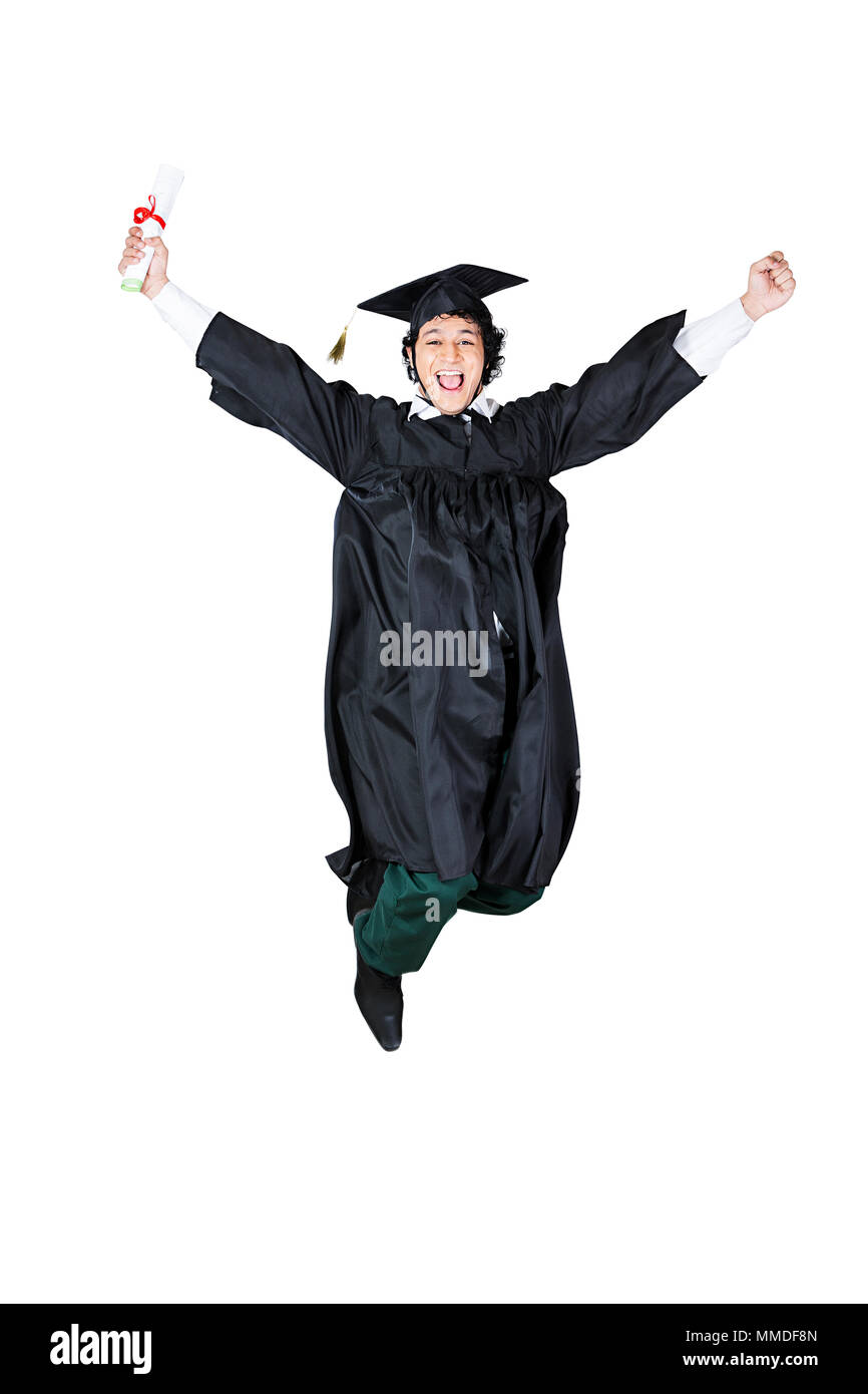 Uno studente di graduazione vestaglia e trattenimento tappo diploma jumping Foto Stock