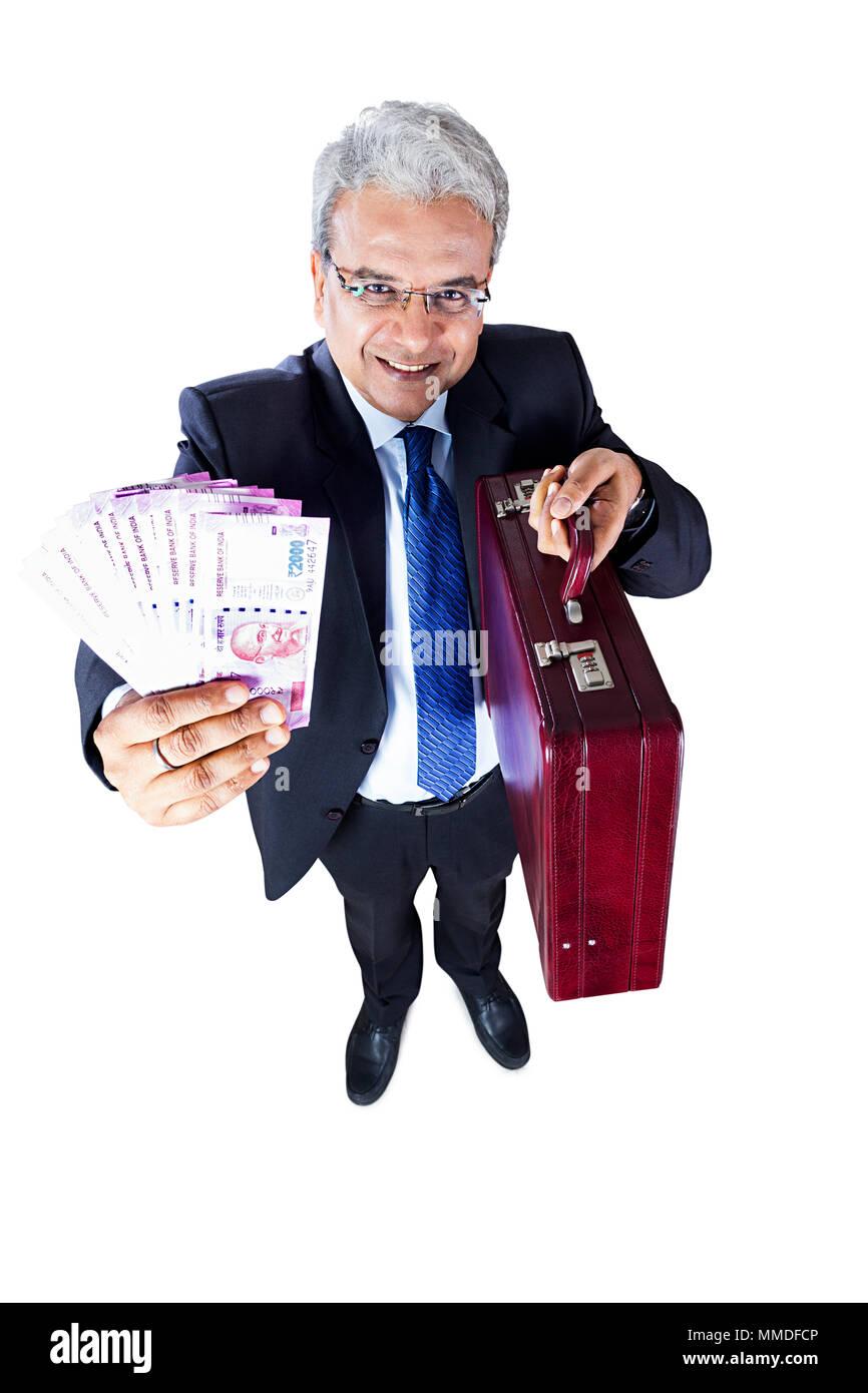Un vecchio uomo d affari che mostra 2000 rupie banconote con valigetta lotteria Foto Stock