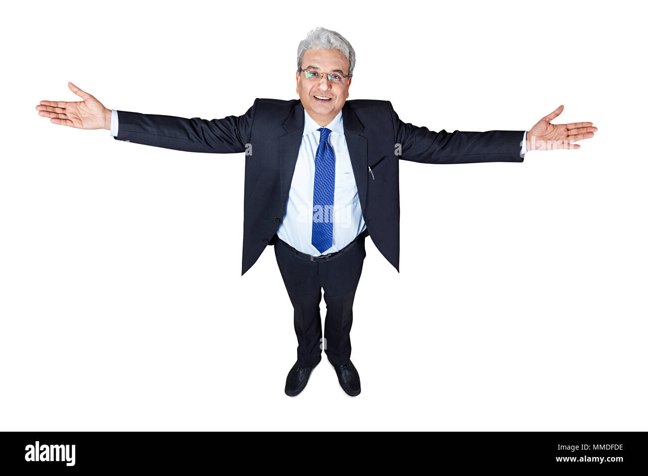 L'aspirazione di un maschio di Business braccia tese in piedi su sfondo bianco Foto Stock