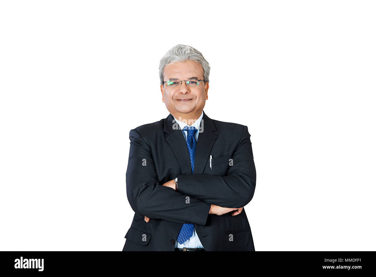 Un uomo d'affari datore di lavoro bracci incrociati in piedi in Studio Shot Foto Stock