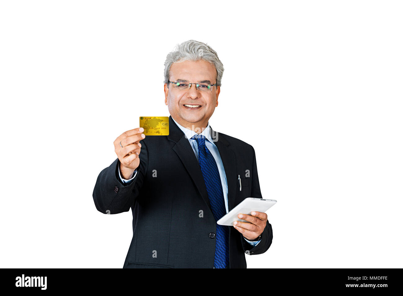 Un vecchio maschio di business che mostra una carta di debito con Mobile Tablet-Pc Foto Stock