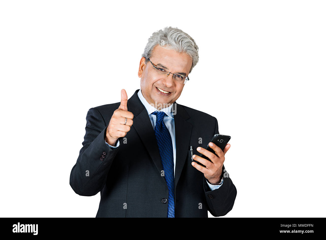 Un Senior Business invio maschio Text-Messaging Mobile-Phone e mostrando pollice in su Foto Stock