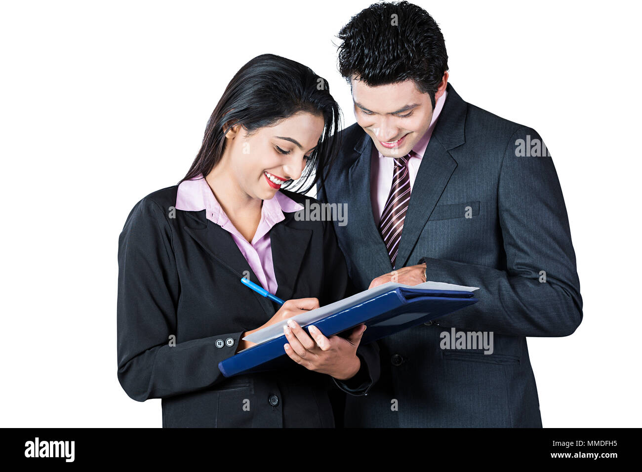 Due uomini di affari che colleghi la scrittura documento s carta incontro di discussione Office-Work Foto Stock