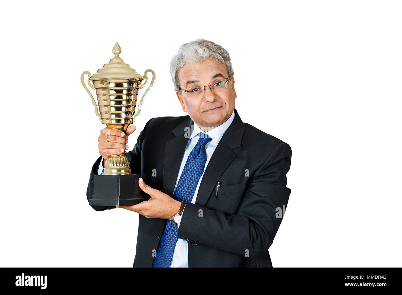 Vincitore detiene il golden Award e sorrisi. Imprenditore di successo celebra l'avvio. Foto Stock