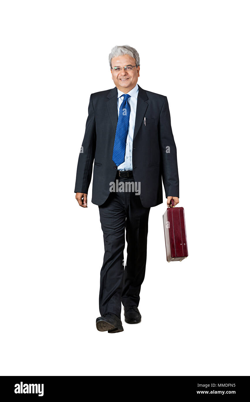 Full-length Indian business man datore di lavoro passeggiate a piedi e in possesso di una valigetta Foto Stock