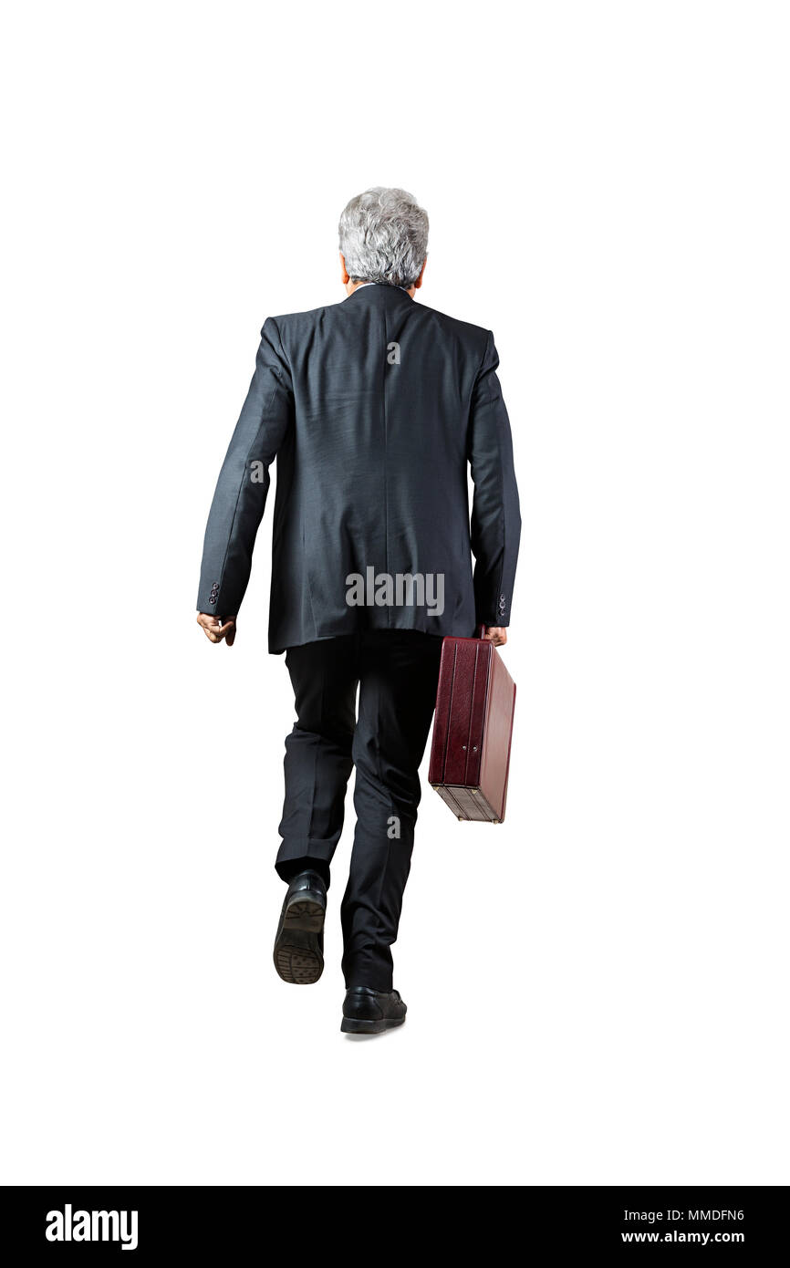 Back-View uno Indiano vecchio uomo d affari che corrono e valigetta di contenimento, fretta - fino Foto Stock
