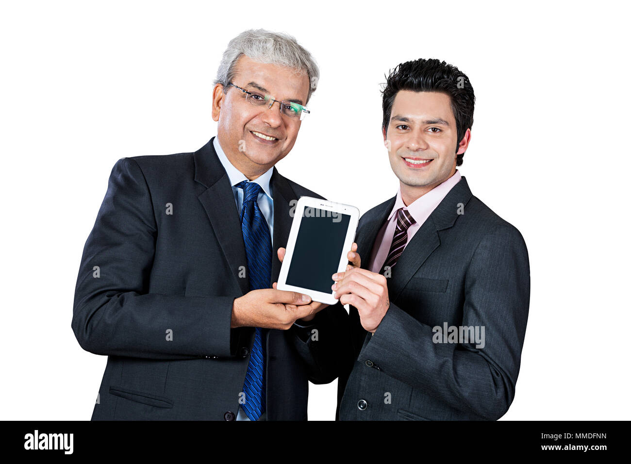 Una sorridente uomini d' affari collega mostra Digital Mobile Tablet schermo Foto Stock