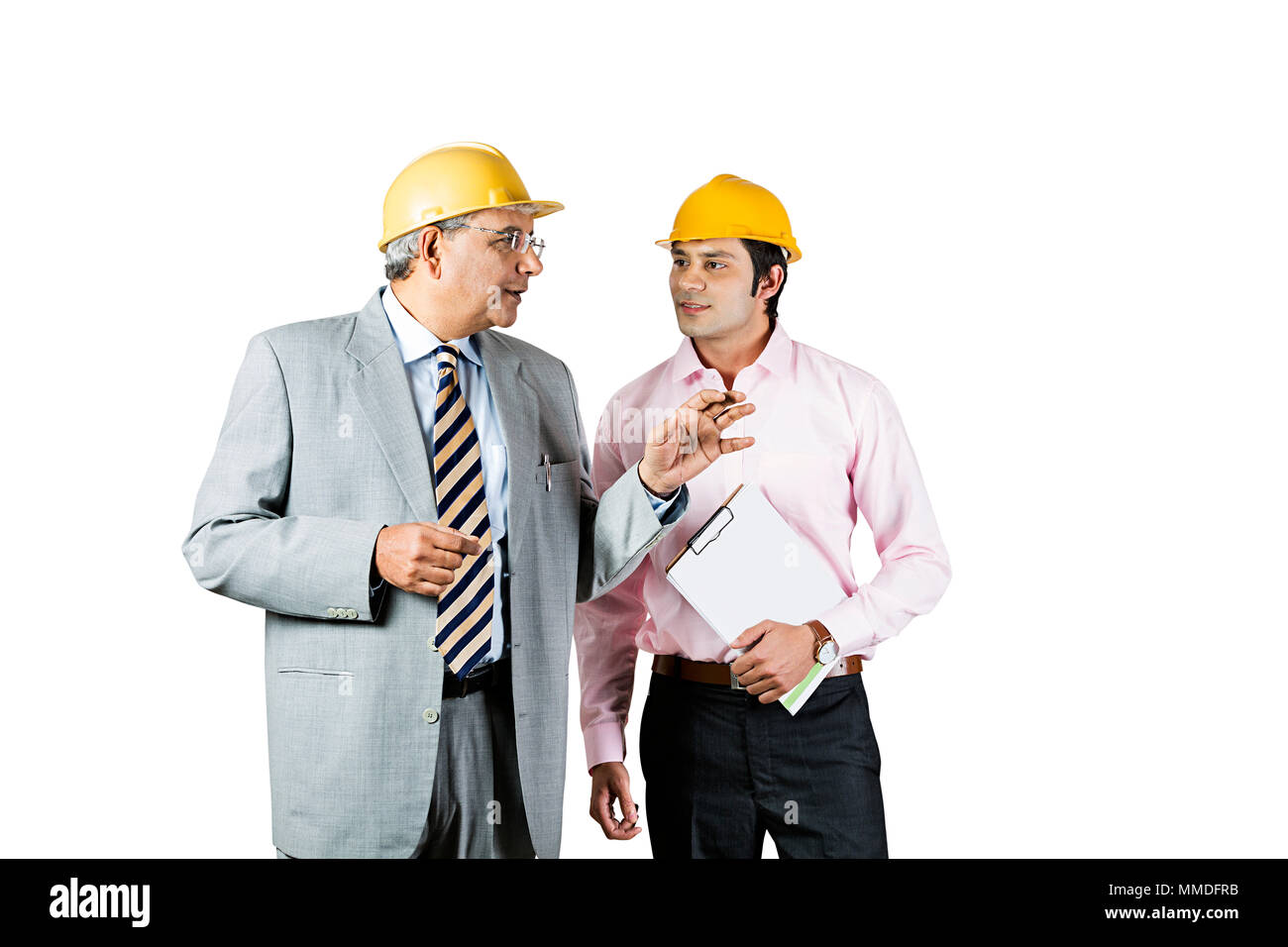 Due uomini architetti, ingegnere parlando di discussione strategia di incontro nuovo progetto Foto Stock