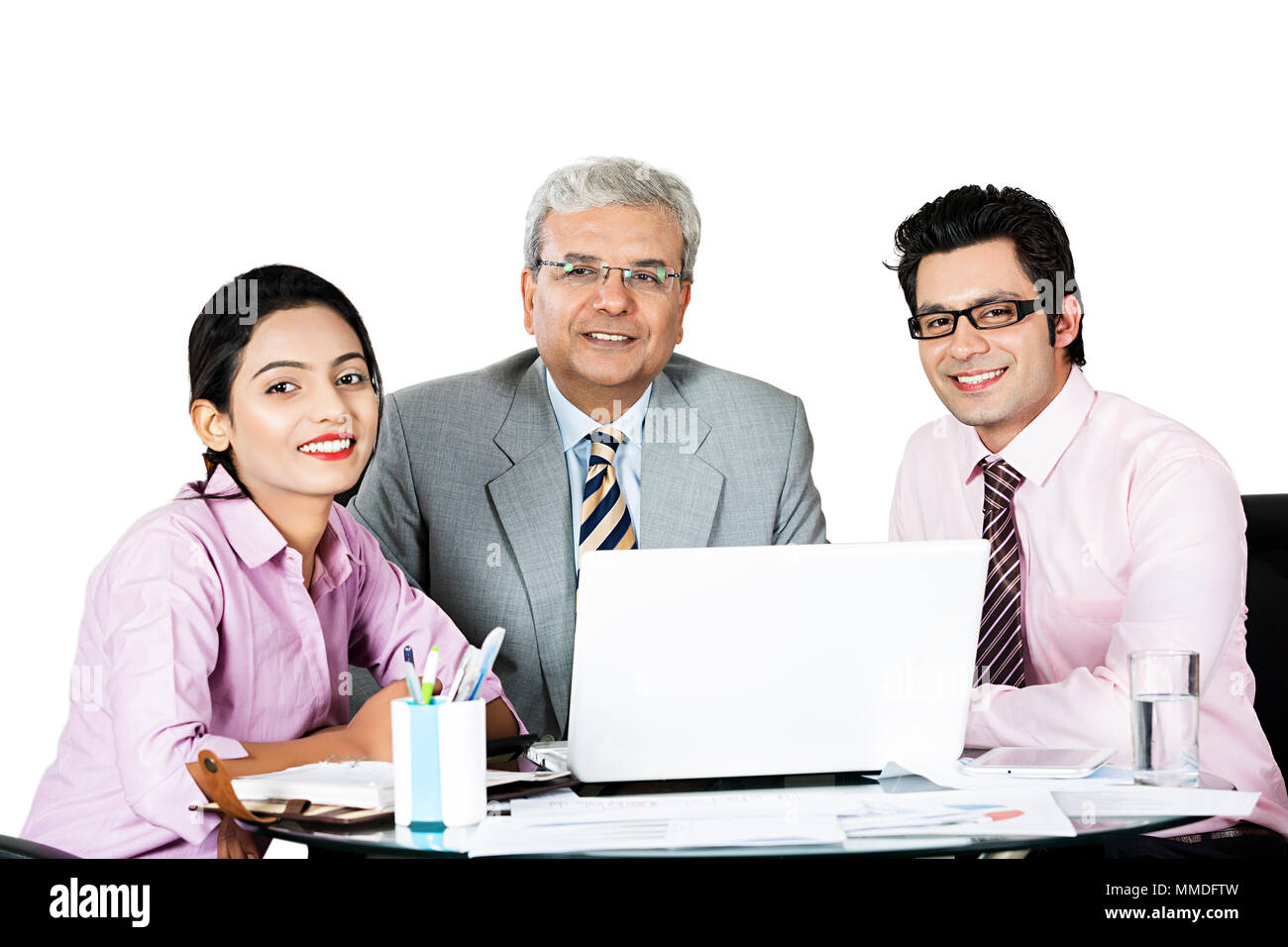 Tre uomini di affari che i colleghi utilizzando il computer portatile insieme discussione In-Office pianificazione Foto Stock