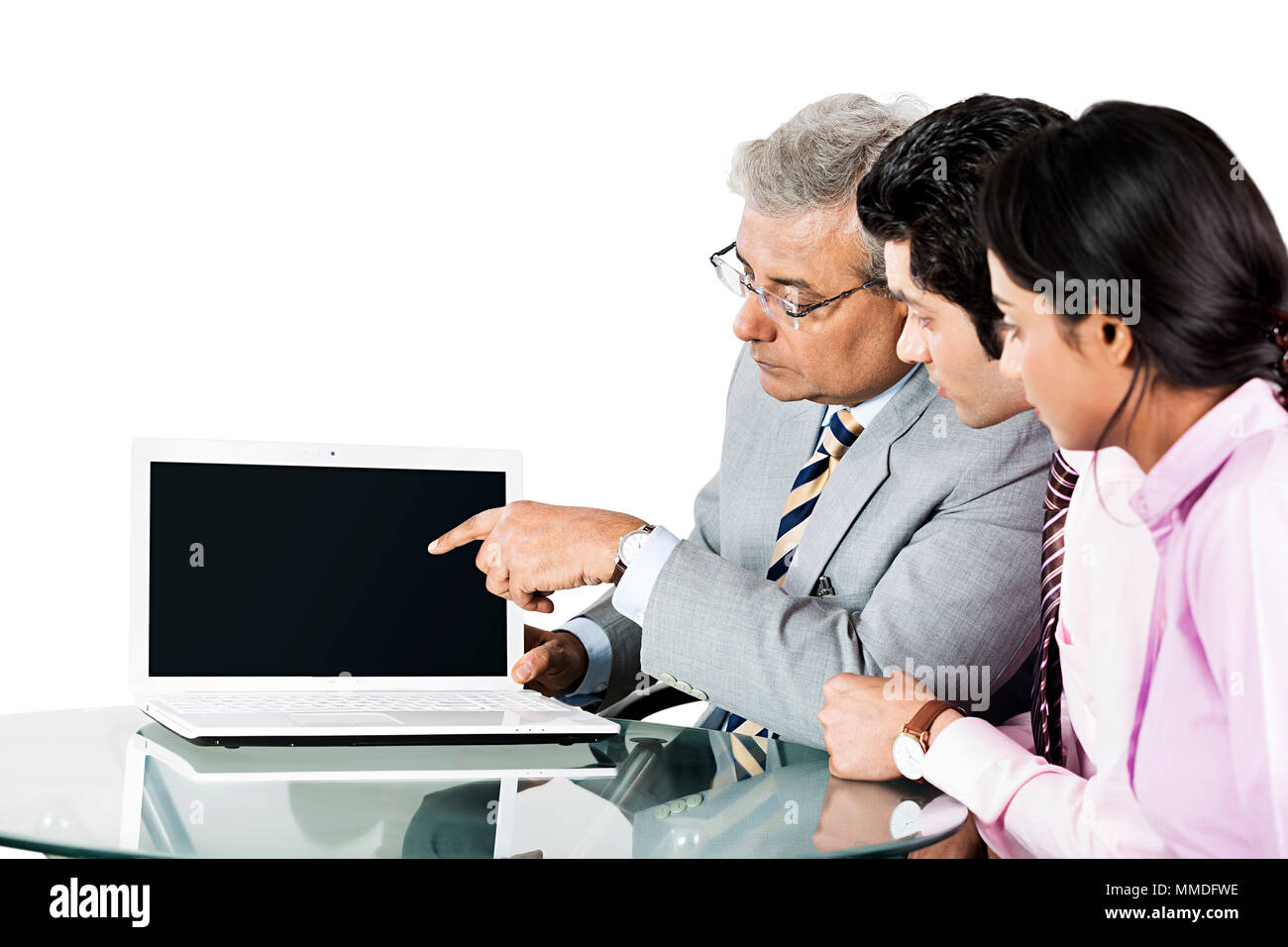 La gente di affari collega il lavoro di squadra rivolto allo schermo del laptop discussione incontro strategico In-Office Foto Stock